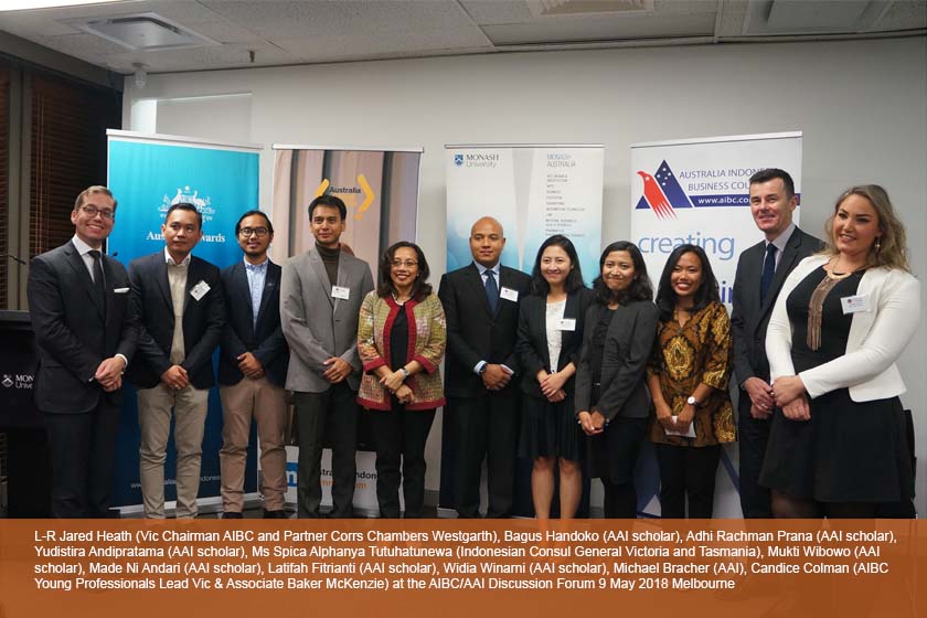 A group of Australia Awards scholars and staff smile and pose together during an On-Awards enrichment acvitiy in Melbourne.