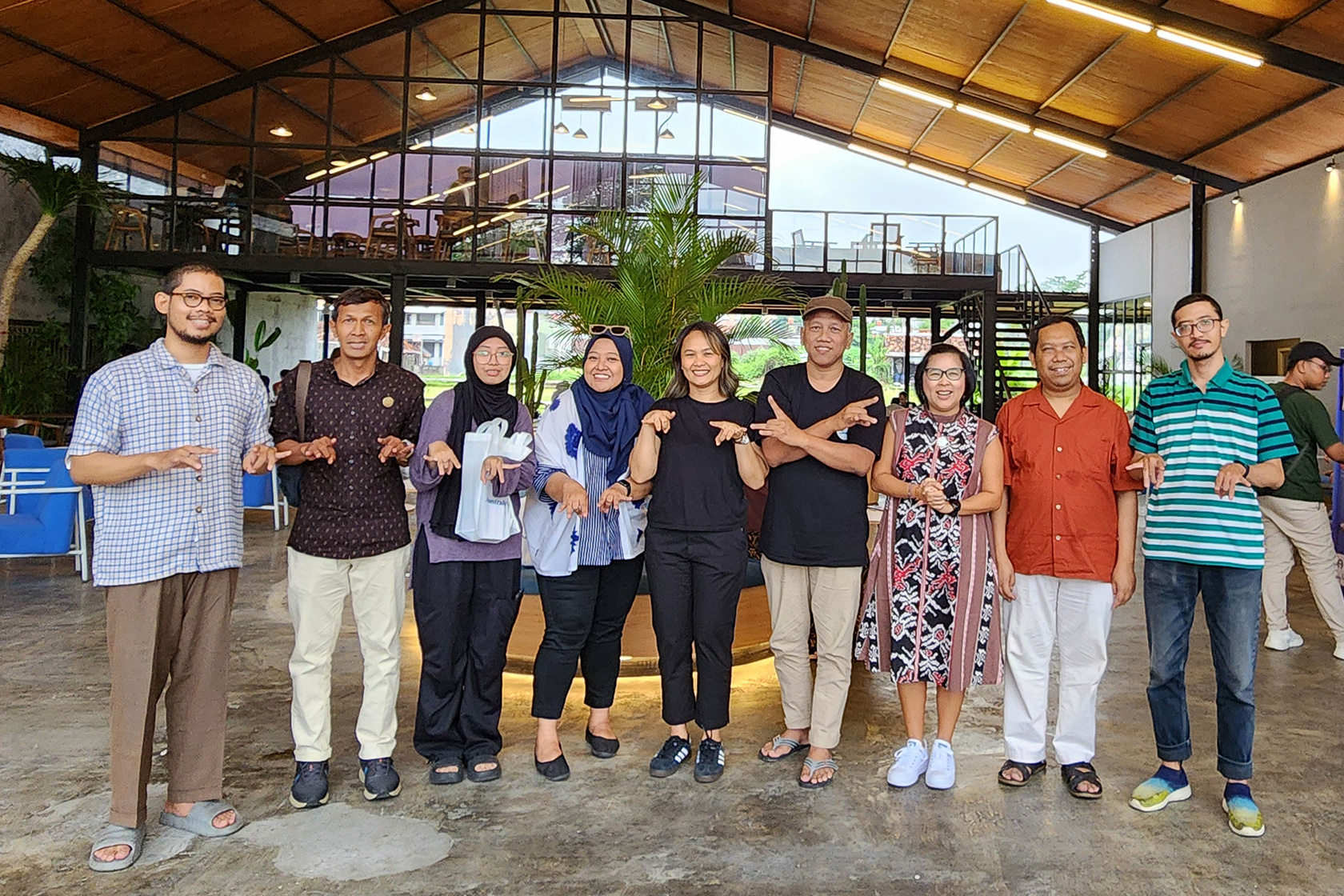 Representatives from Australia Awards in Indonesia (AAI), The Australia-Indonesia Partnership Towards an Inclusive Society (INKLUSI), the Department of Foreign Affairs and Trade, and YAKKUM Rehabilitation Center (PRY) take a group photo to commemorate partnerships of making education more inclusive.