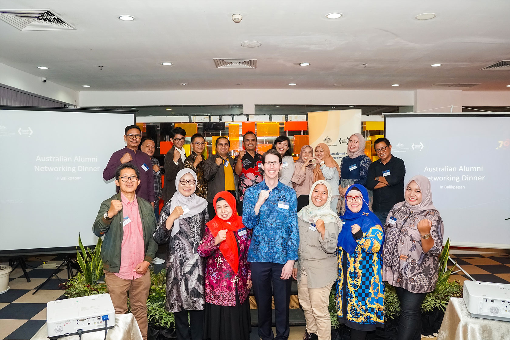 Australia's Consul-General in Makassar, Mr Todd Dias, cherishes a moment of camaraderie with our alumni before a delightful dinner, fostering connections that transcend borders.