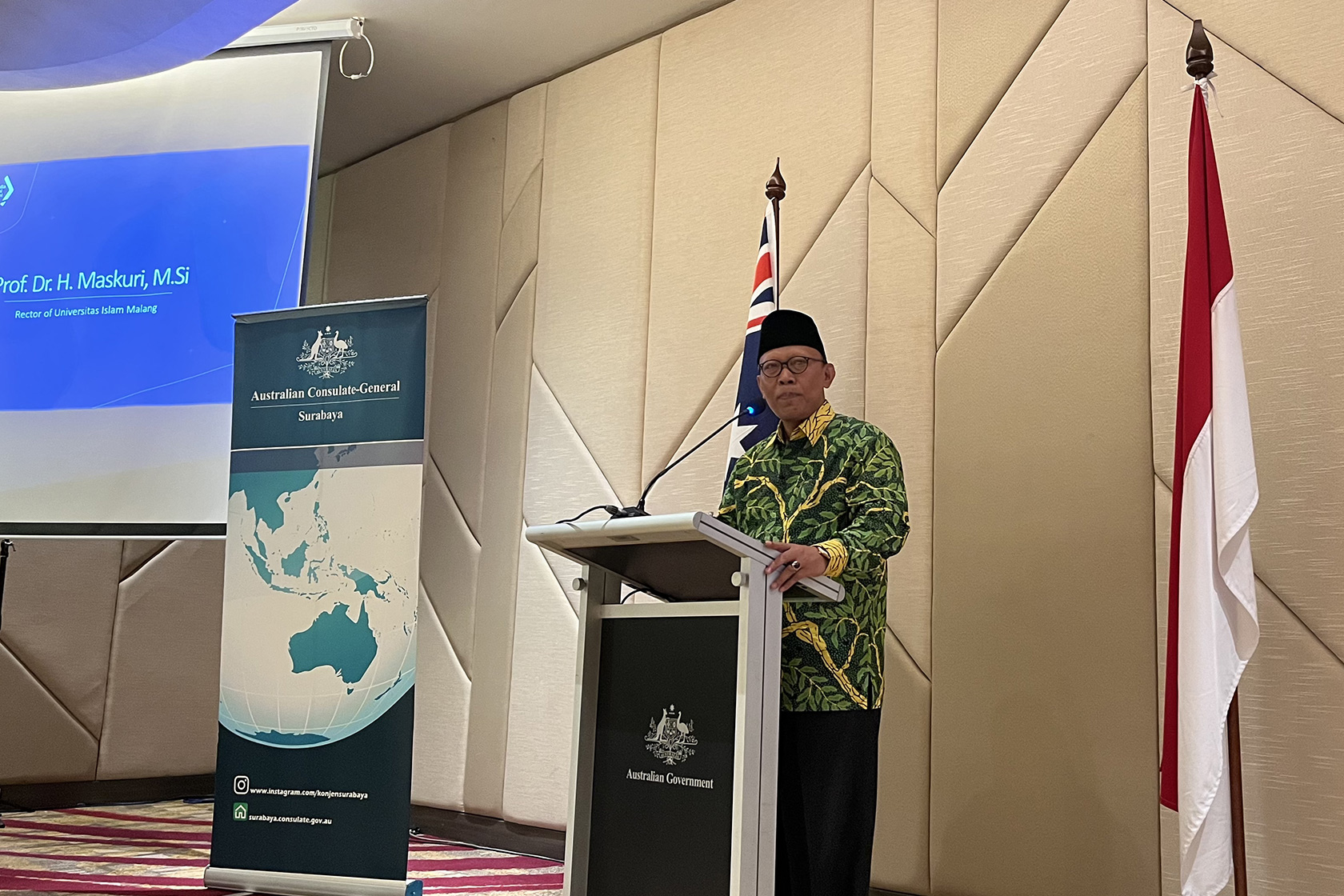 Prof Dr H. Maskuri, MSi, an esteemed Australian alumnus and Rector of Universitas Islam Malang (UNISMA), delivers enlightening religious reflections (kultum).