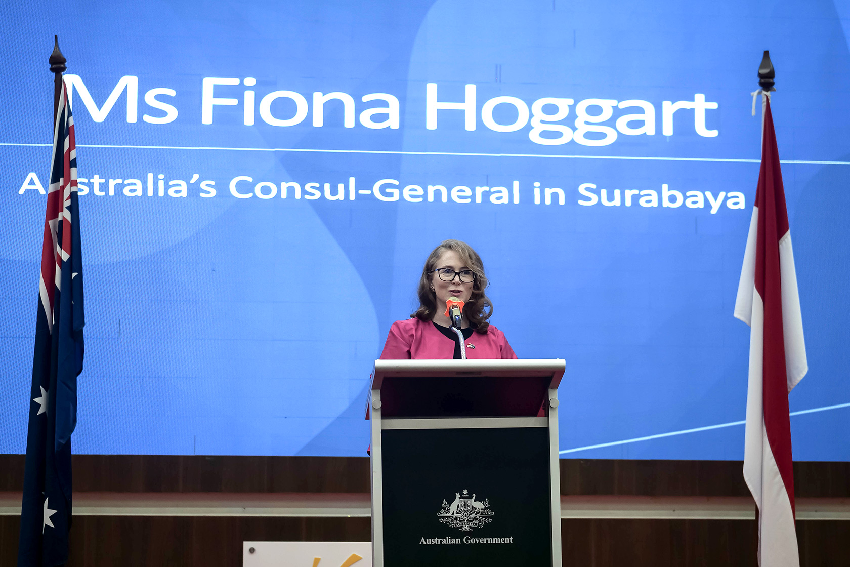 Ms Fiona Hoggart, Australia's Consul-General in Surabaya, sets a welcoming tone for the evening with her opening remarks.