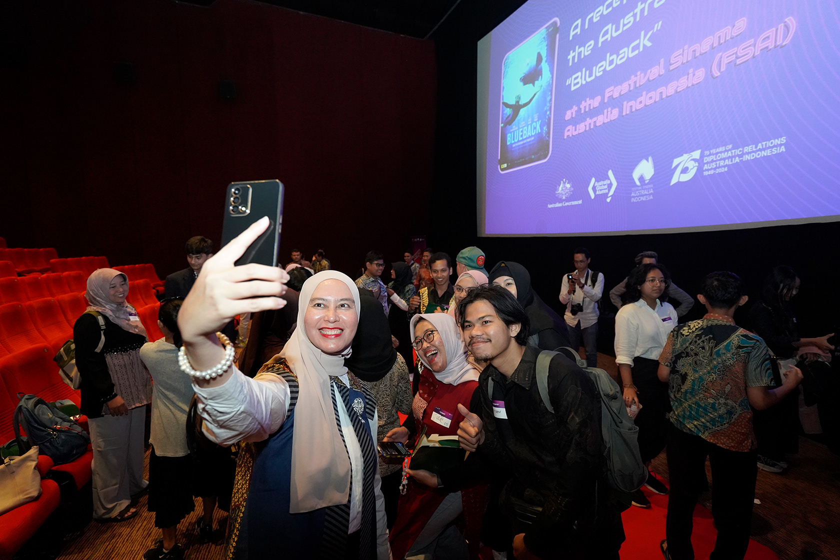 The participants of the ‘Nobar’ with OzAlum in Mataram take a selfie after the film screening.