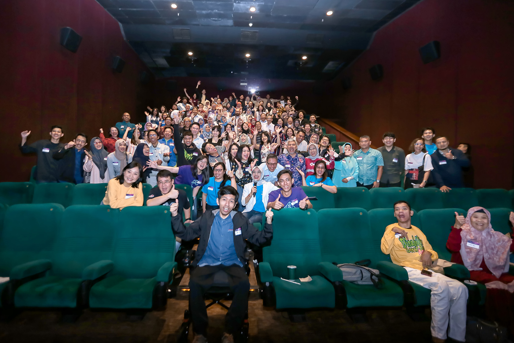 More than 120 alumni gather to reconnect, enjoy food and drinks, and have fun together while watching the film “I Am Woman” at the 'Nobar' with OzAlum event in Bandung.