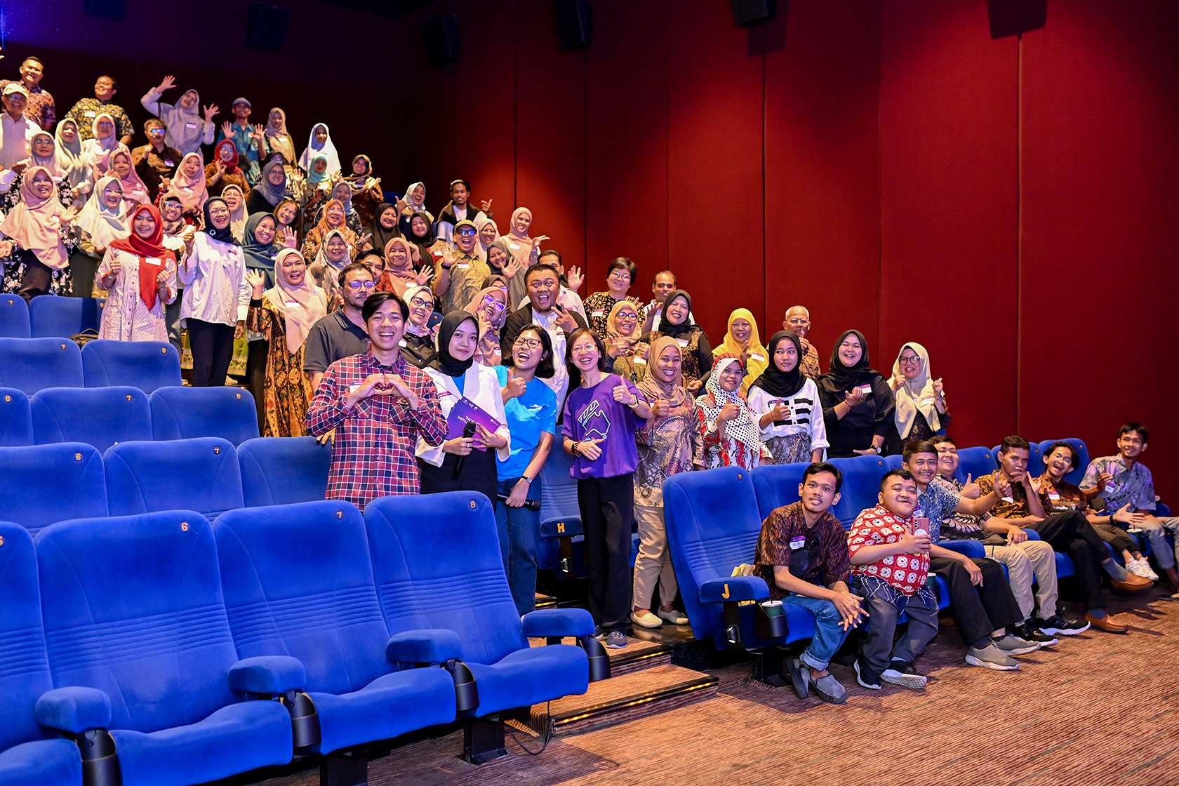 The ‘Nobar’ with OzAlum in Padang sees over 80 alumni who come together for an evening of food, drinks, and a shared Australian film experience.
