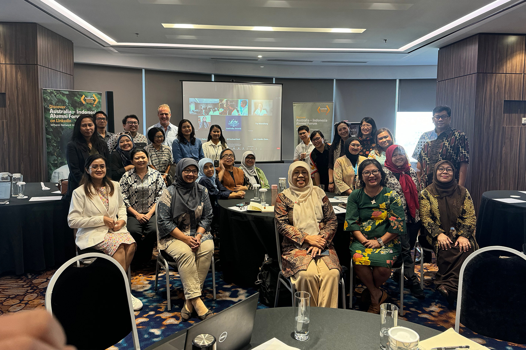 The participants and committee members pose for a group photo to celebrate the successful launch of the GEDSI Alumni Network Forum.