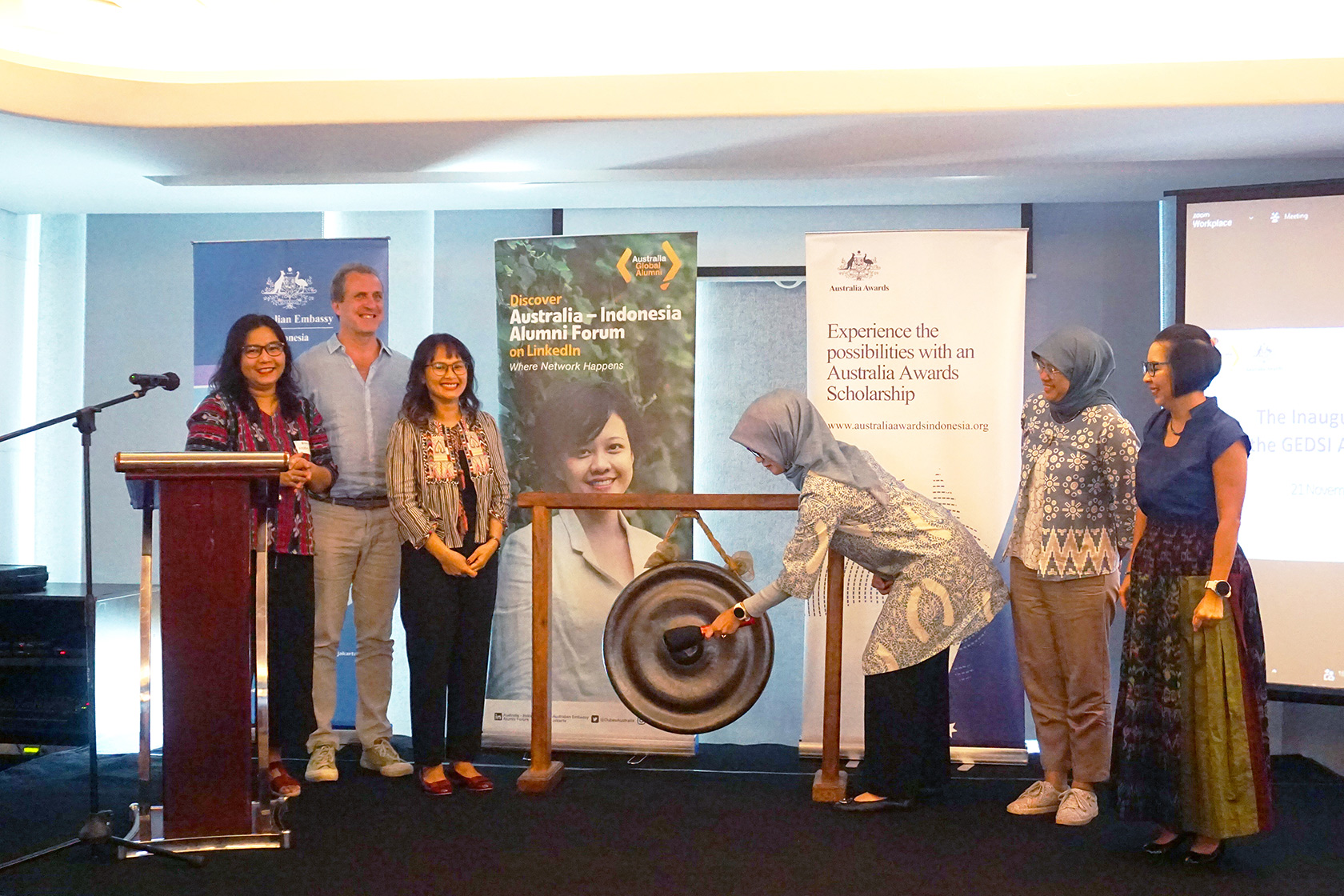 The ceremonial gong is struck, marking the official inauguration of the meeting.