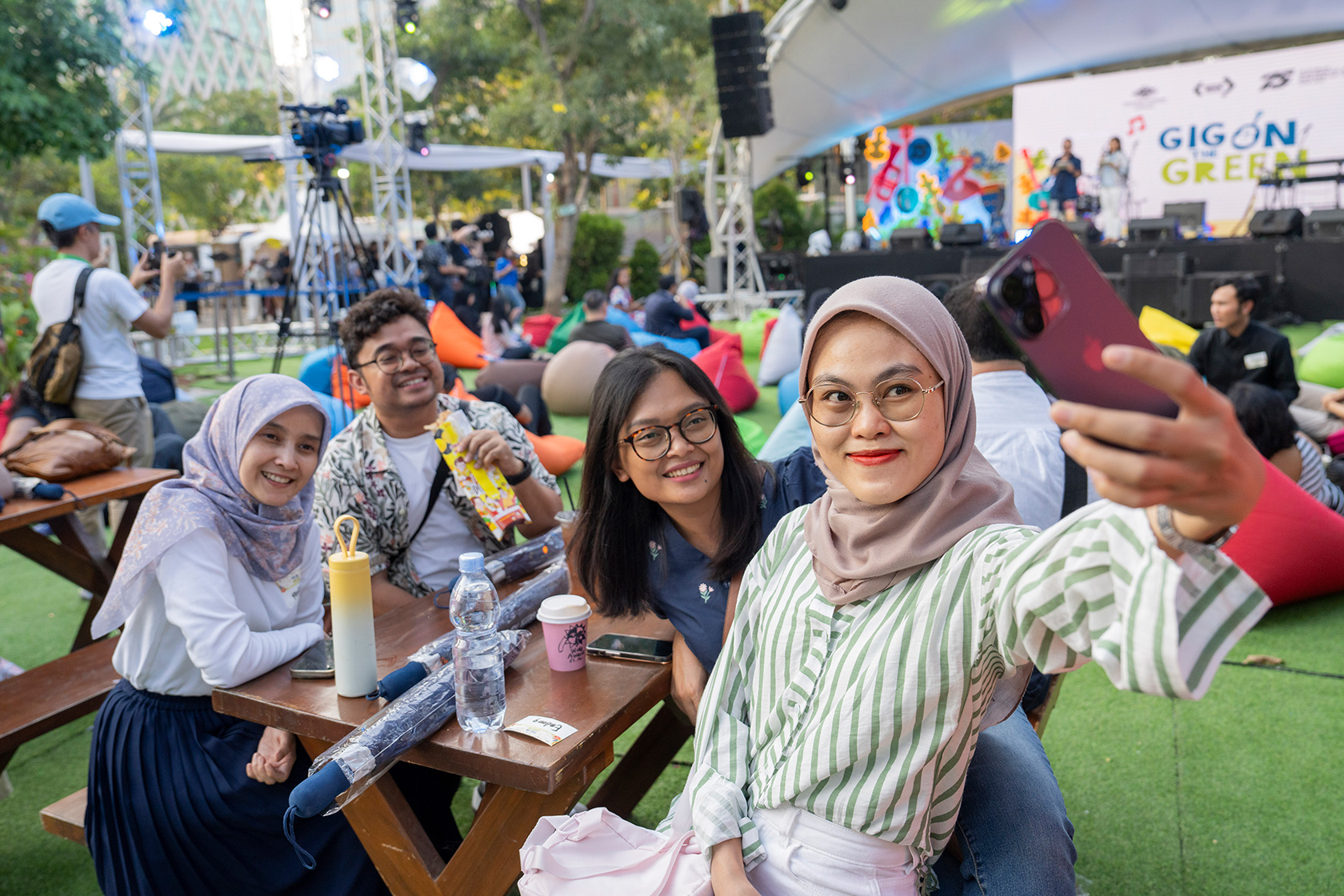 Alumni take a wefie while enjoying culinary delight offered by our alumni-run food and beverage stalls.