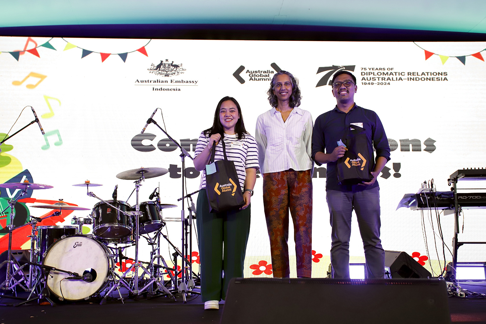 The Deputy Ambassador presents the prizes to the winners of the “My Favourite Moments in Australia” Photo Competition on stage.