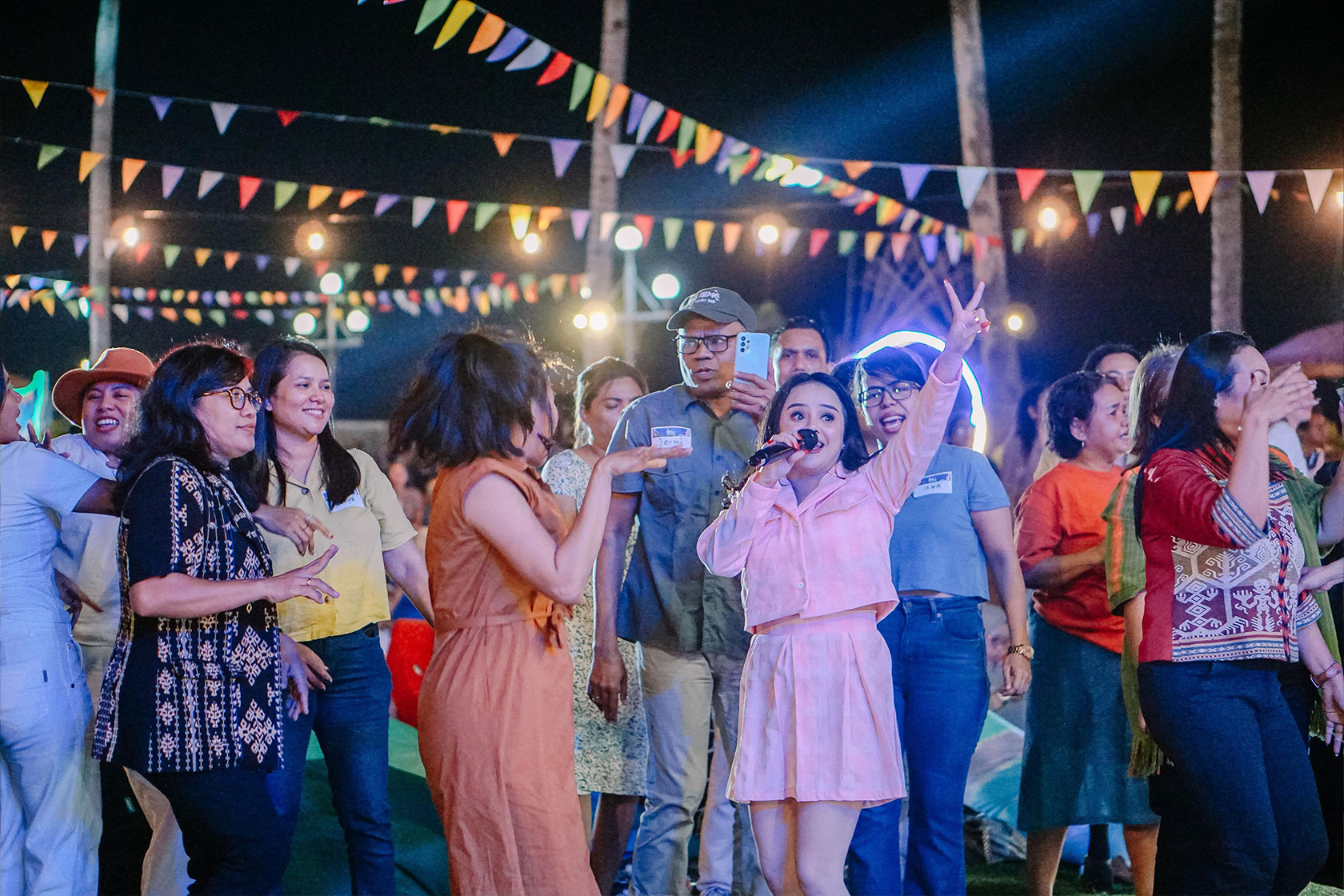 Kupang’s pride, Inggid Wakano, leads a lively sing-and-dance session that gets every alumni moving.