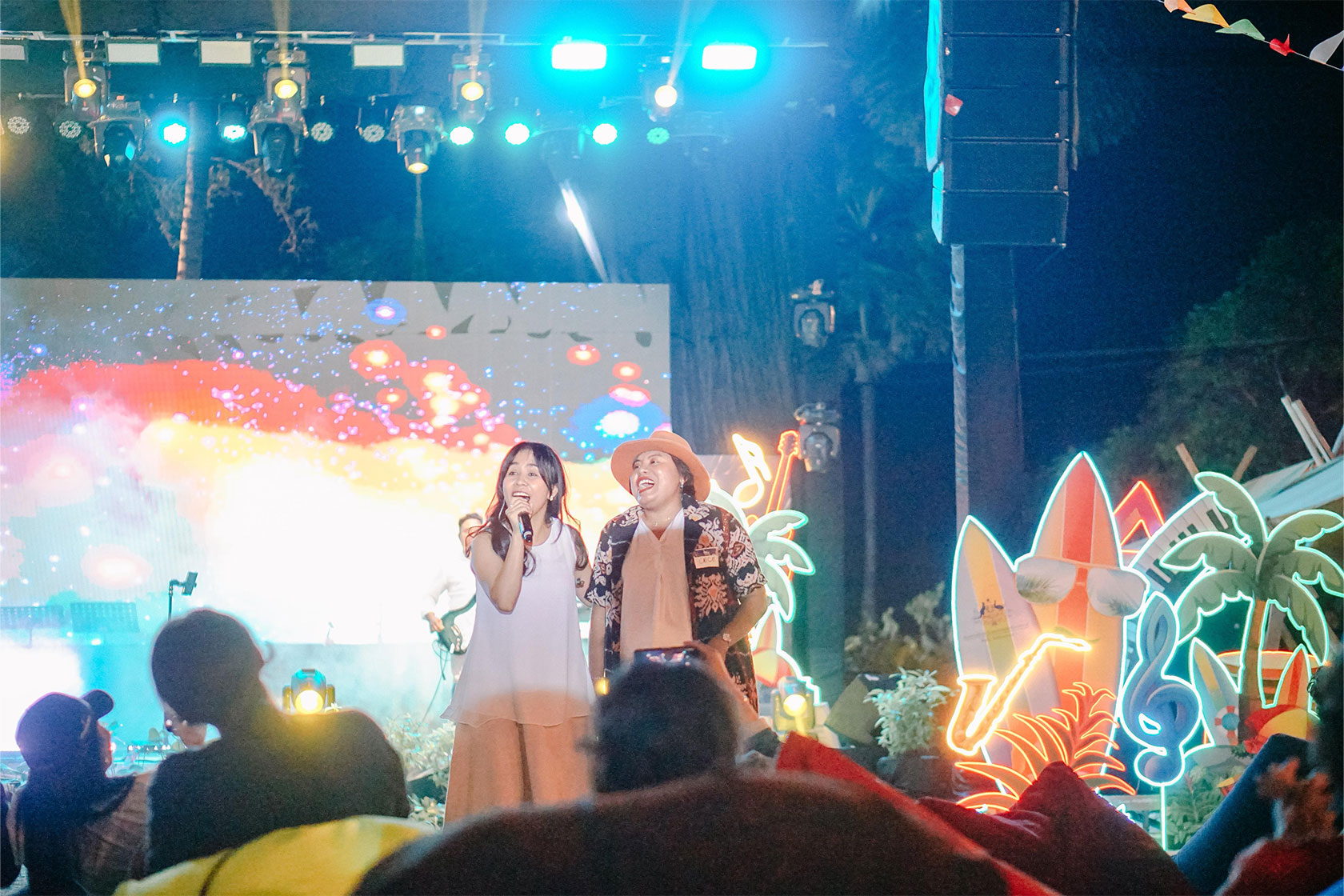 Sky Band turns up the charm—inviting an alumna to the mic for a surprise duet that steals the show.