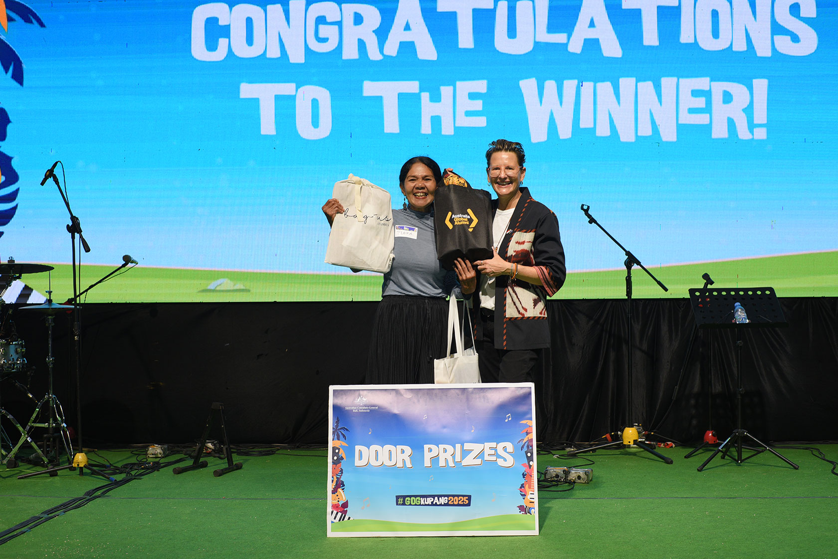 Big smiles and even bigger surprises—congrats to the alumna who gets the door prizes.