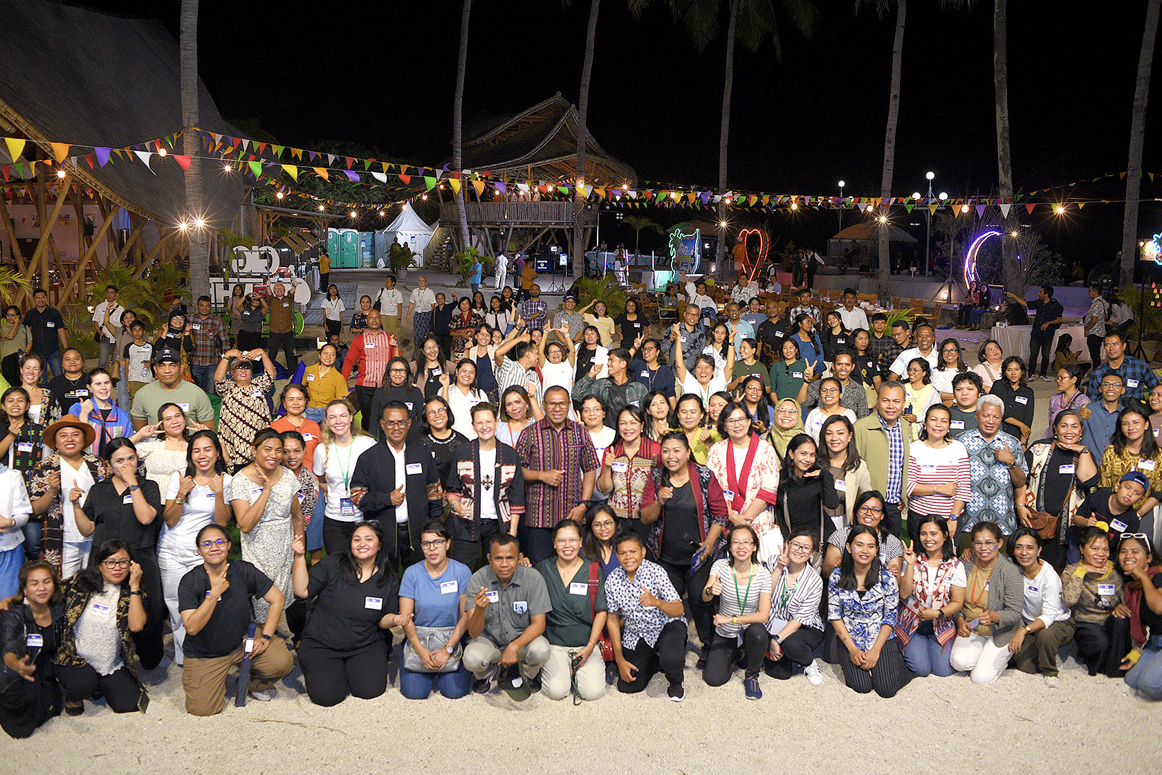 A memorable moment captured! Australia’s Consul-General in Bali, Ms Jo Stevens, and Vice Governor of NTT, Bapak Johanis Asadoma, Rector of Universitas Cendana, Bapak Maxs U. E. Sanam pose with enthusiastic Gig on the Green participants.