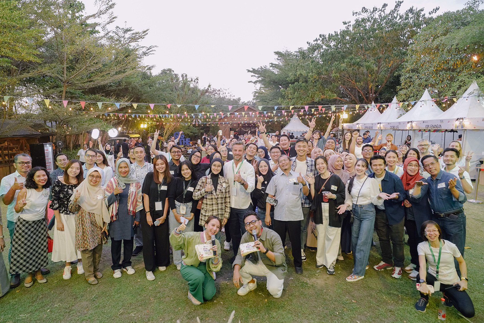 A group photograph featuring the Interim Consul-General in Surabaya, Mr Steve Scott, alongside some Gig on the Green participants