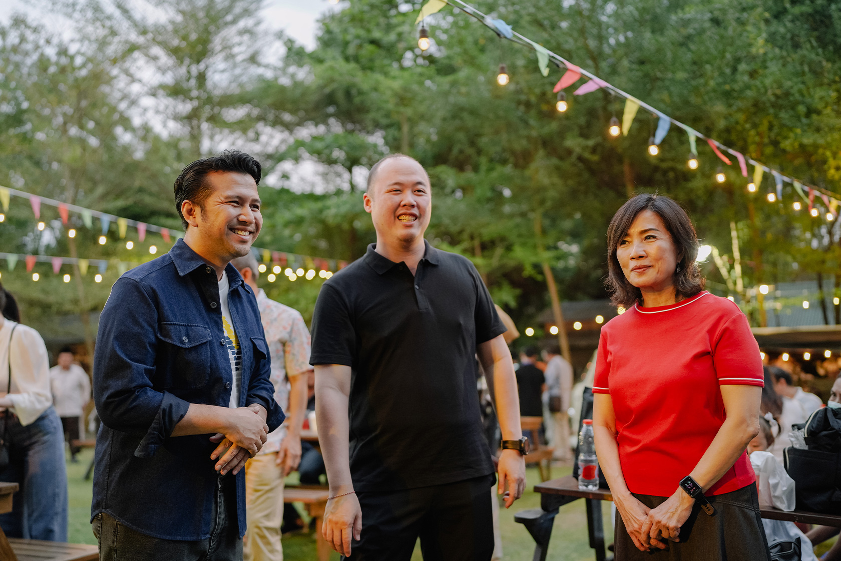 The air is filled with the warm energy of reconnection as prominent alumni Emil Dardak and Lita Hudianto engage in lively conversations.