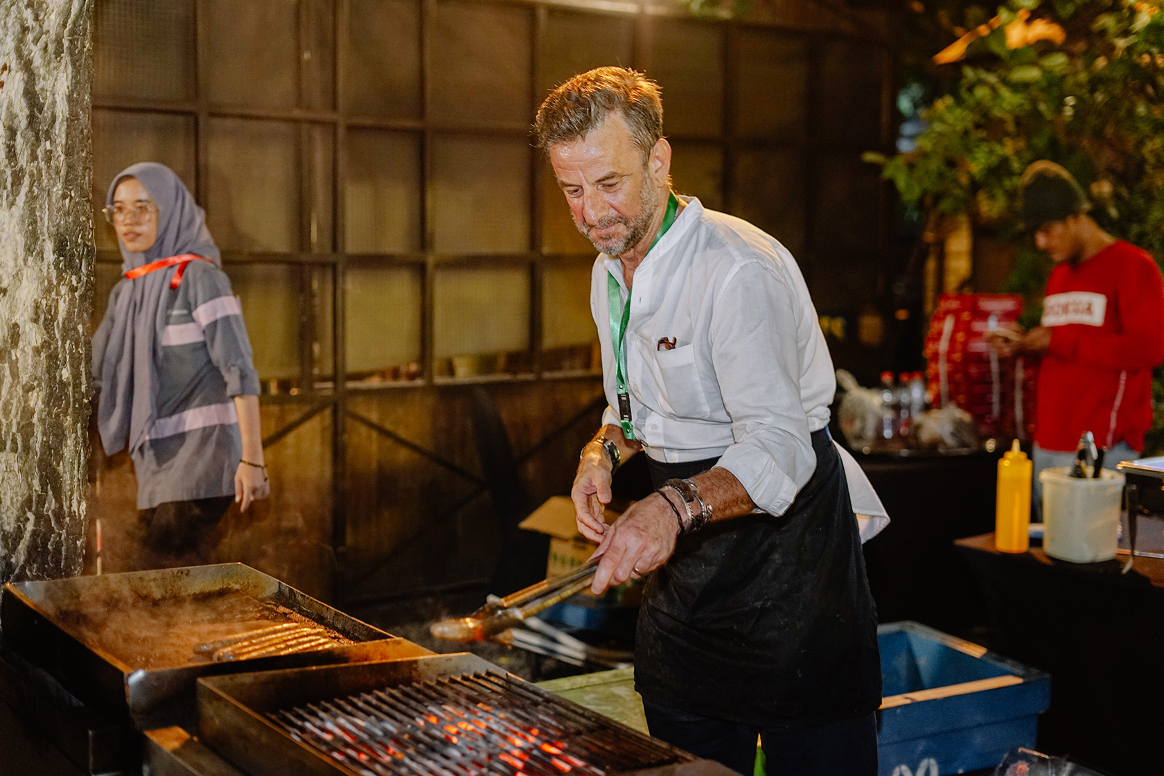 Interim Consul-General in Surabaya, Mr Steve Scott, personally grilled authentic Aussie sausages for alumni to enjoy