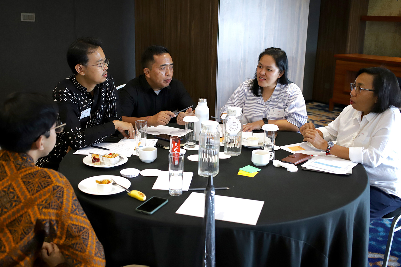 Lively discussions fill the room as post-course participants share ideas, exchange perspectives, and deepen their understanding.