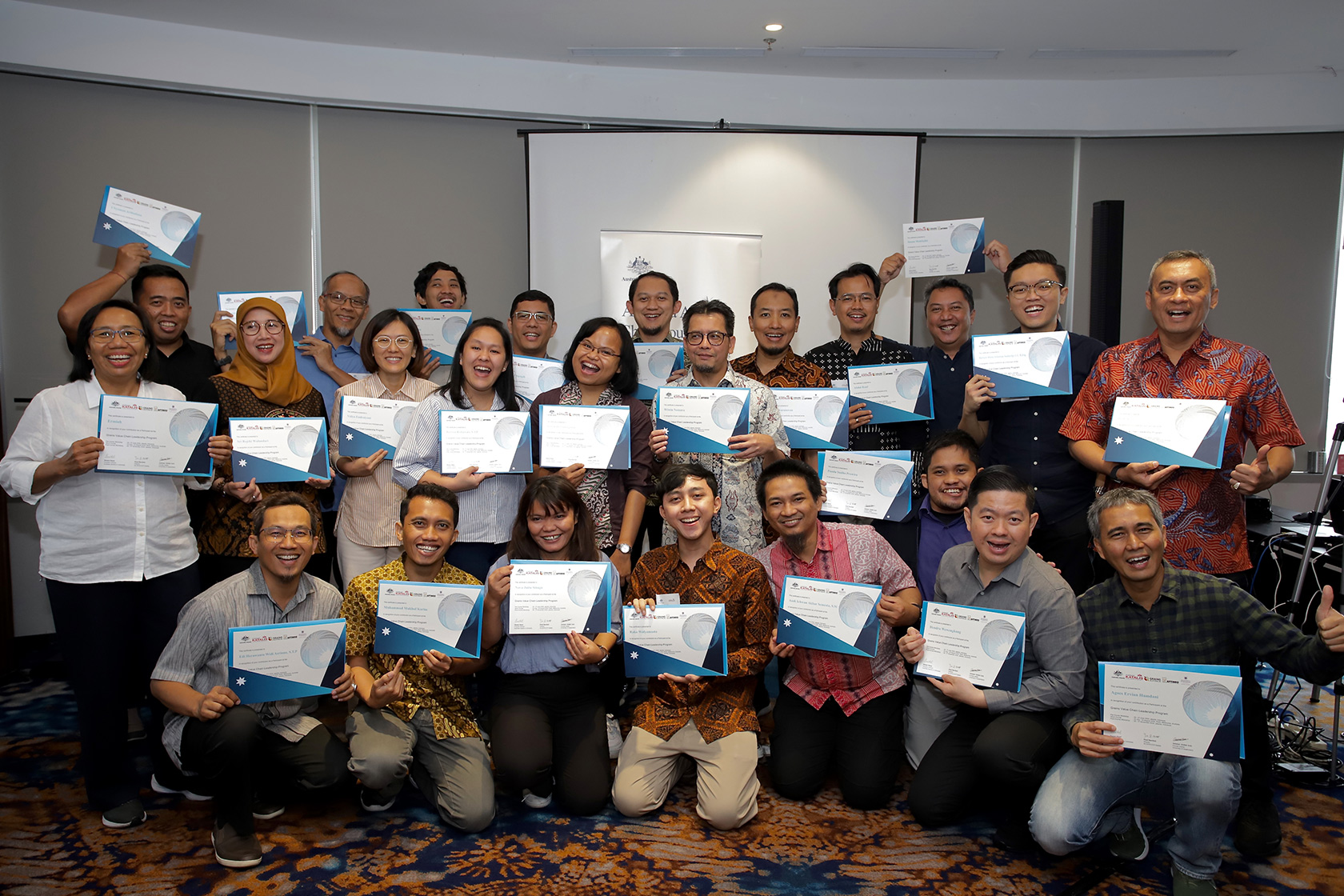 Participants proudly pose with their certificates, celebrating the completion of the Short Course and their official entry into the Australia Awards alumni network.