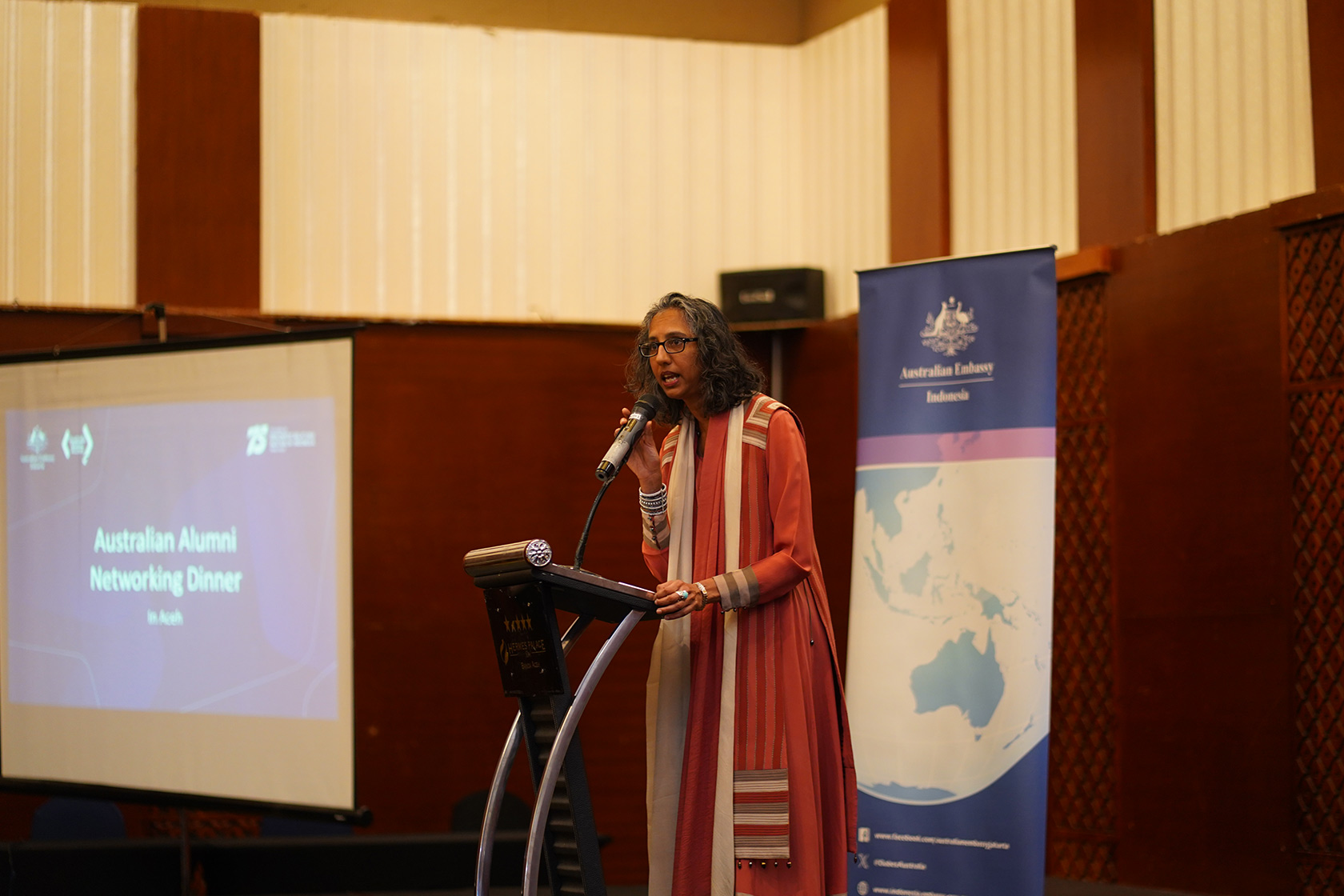 Australia’s Deputy Ambassador, Ms Gita Kamath, opens the evening with inspiring remarks on the impact of alumni in enhancing bilateral relations.