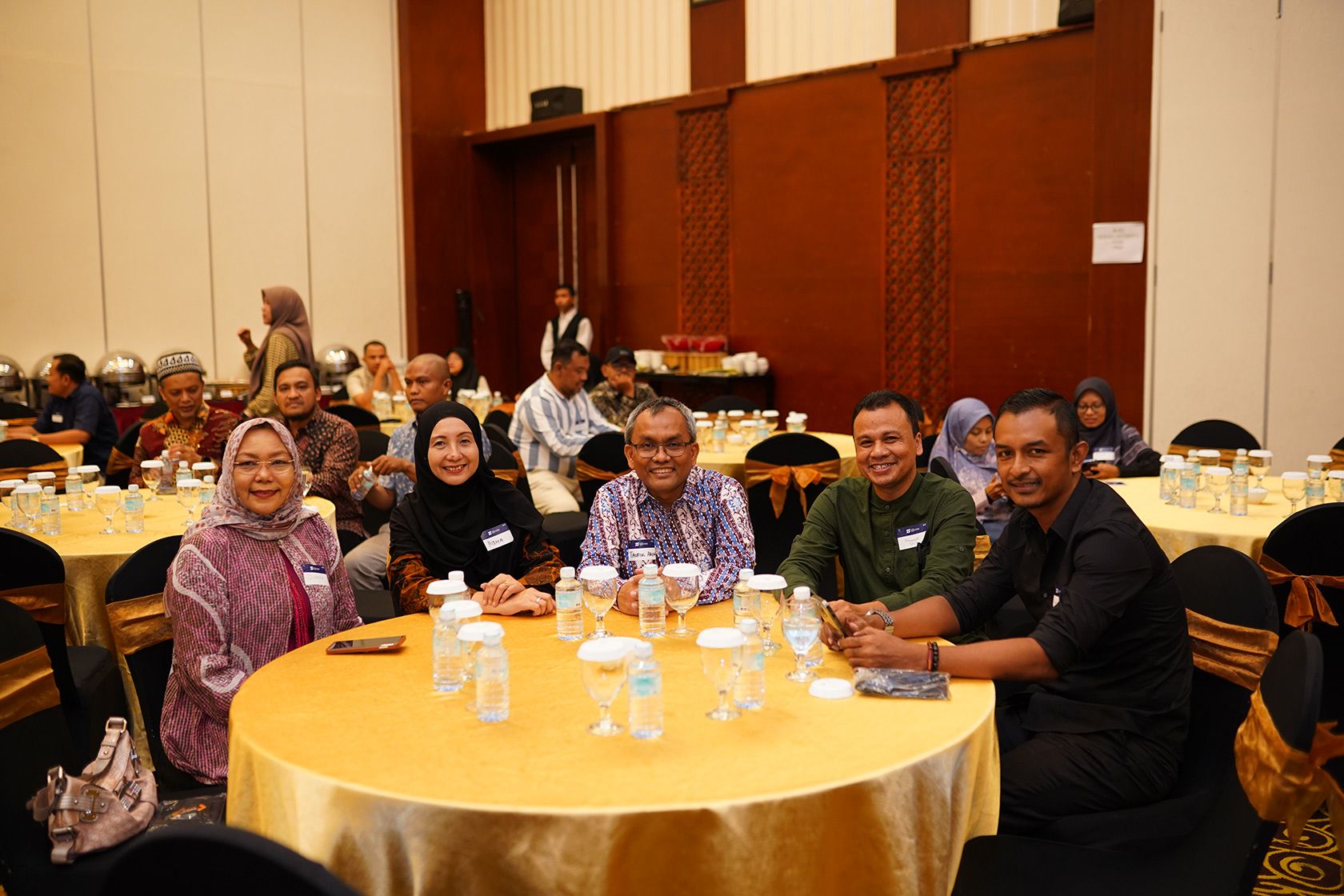 Alumni enjoy a night filled with productive discussions, reflecting on shared experiences and future collaborations.