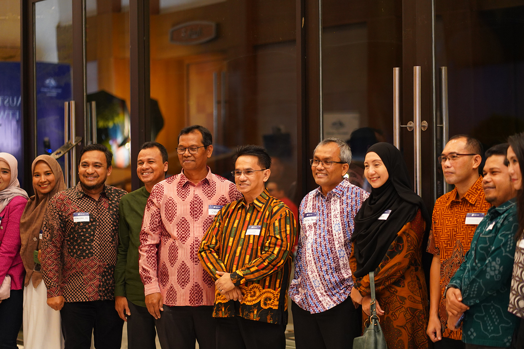 A group of alumni take a picture together.