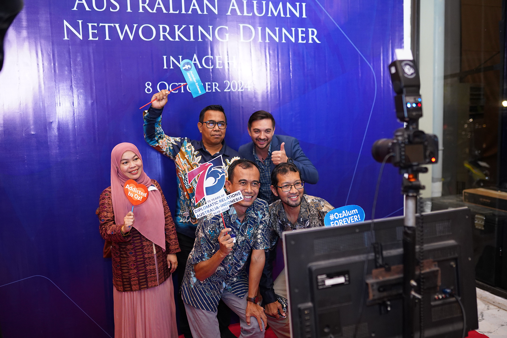 Say cheese! Alumni celebrate 75 years of enduring friendship between Australia and Indonesia with a lively photo booth session.