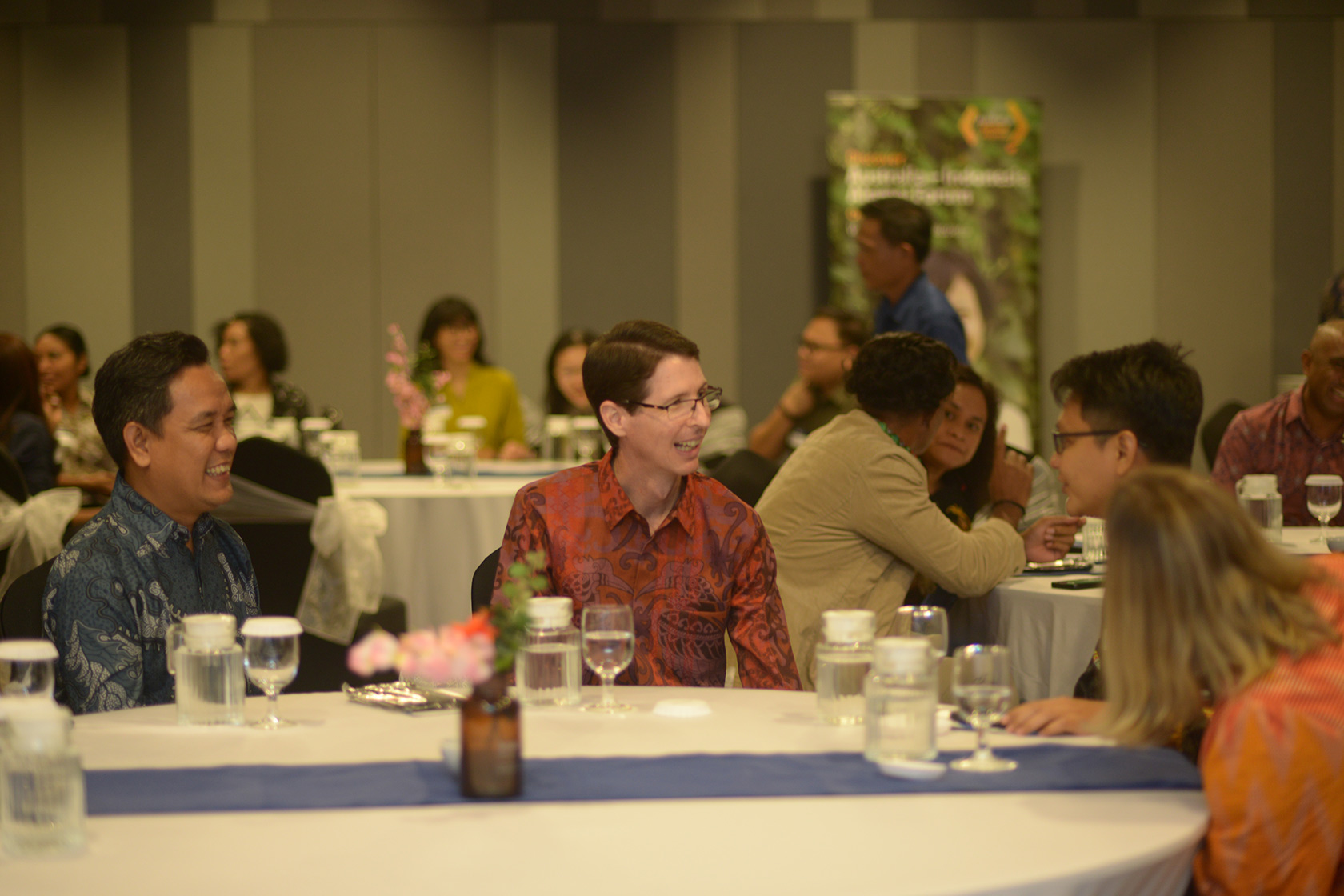 The Australian Consul-General in Makassar, Mr Todd Dias, engages in an insightful discussion at the Alumni Networking Dinner in Sorong.