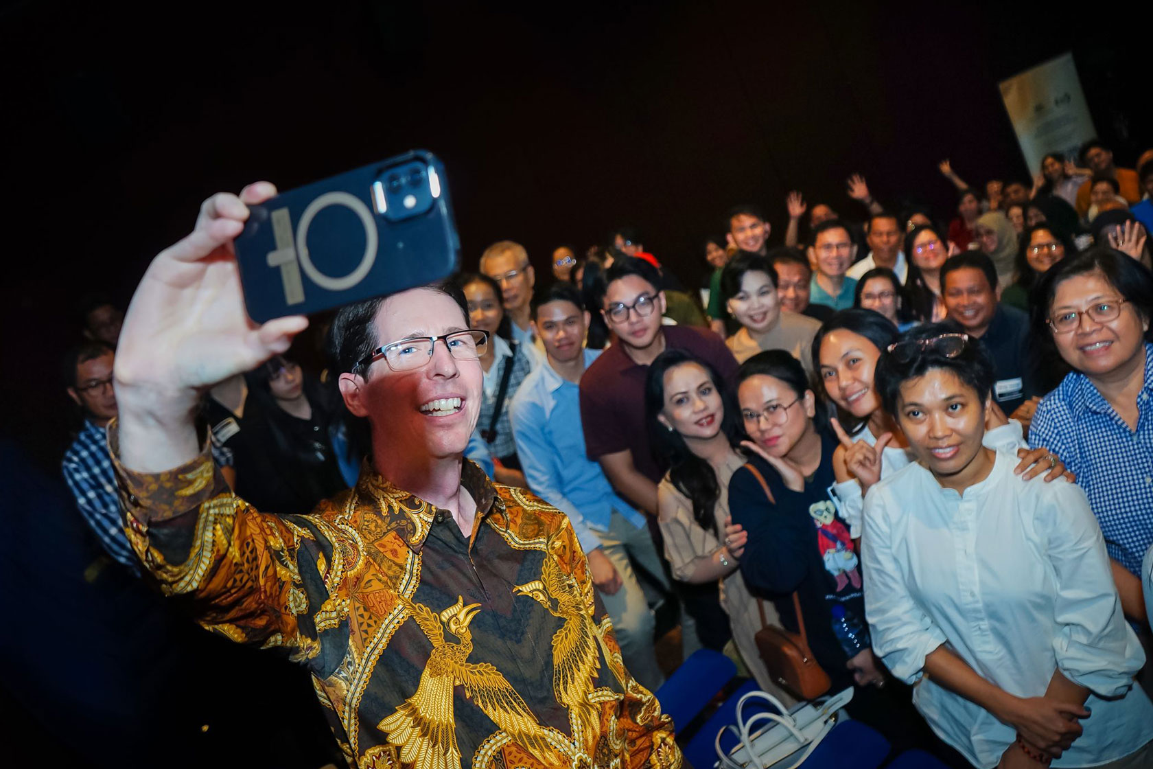 Australian Consul-General in Makassar, Mr Todd Dias, takes a group photo with OzAlum at ‘Nobar’ Manado.