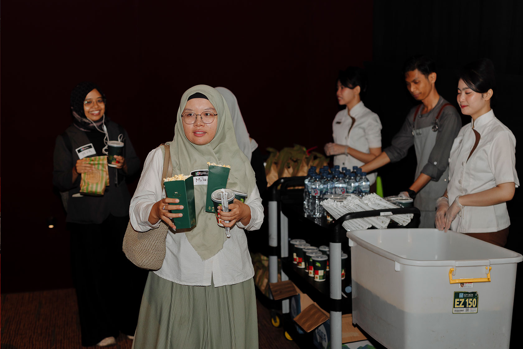 OzAlum, alumni, and friends enjoy tasty snacks and drinks at ‘Nobar’ in Semarang and other cities!