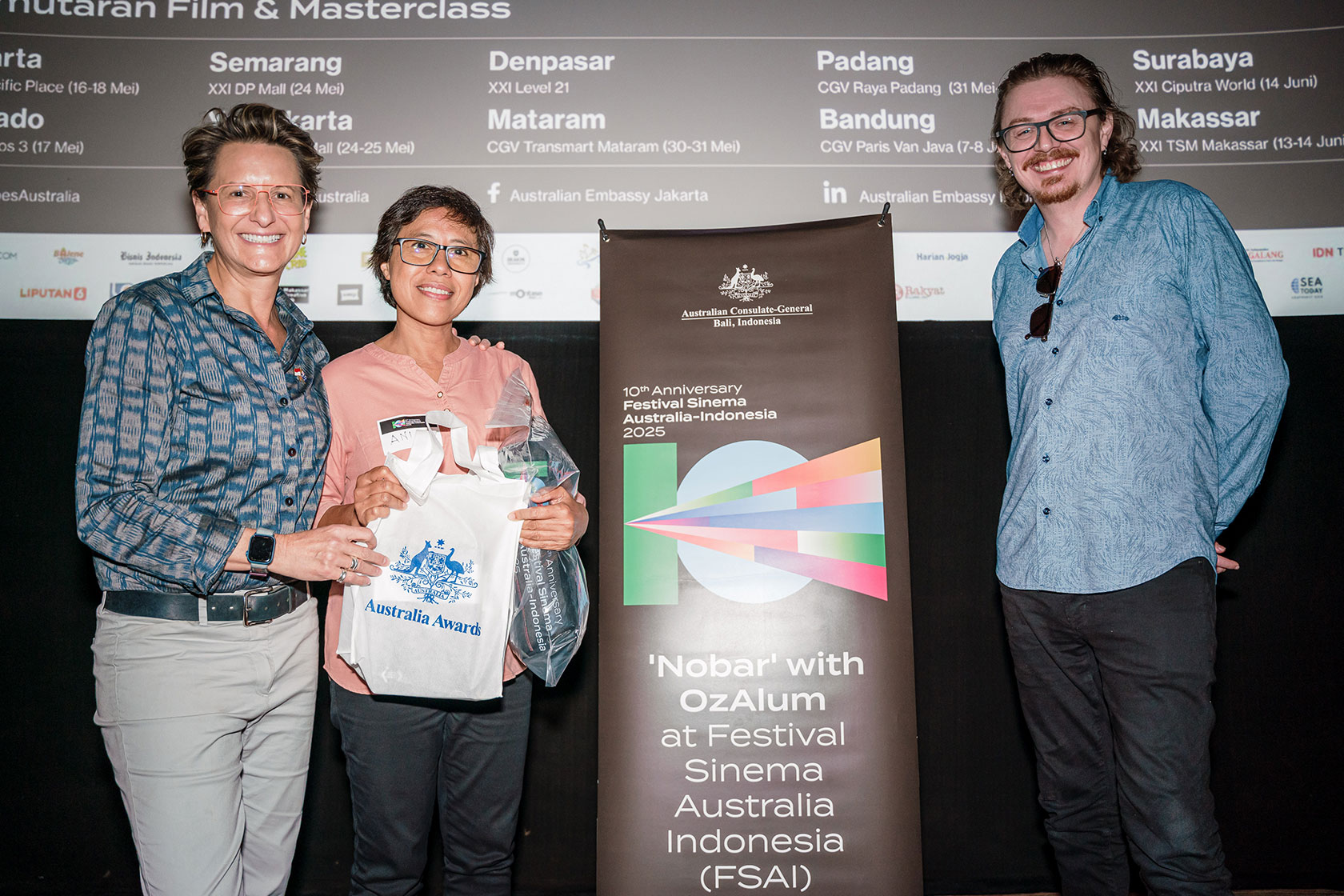 Australian Consul-General in Bali, Ms Jo Stevens, presents a gift to an alumna for answering a fun quiz question.