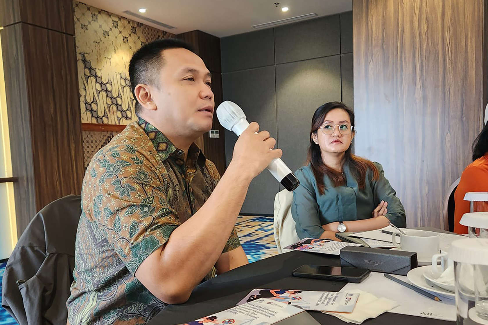 Muhammad Isradi Alireja, from the Australian Regional Trade for Development (RT4D), engages in a discussion during the training.