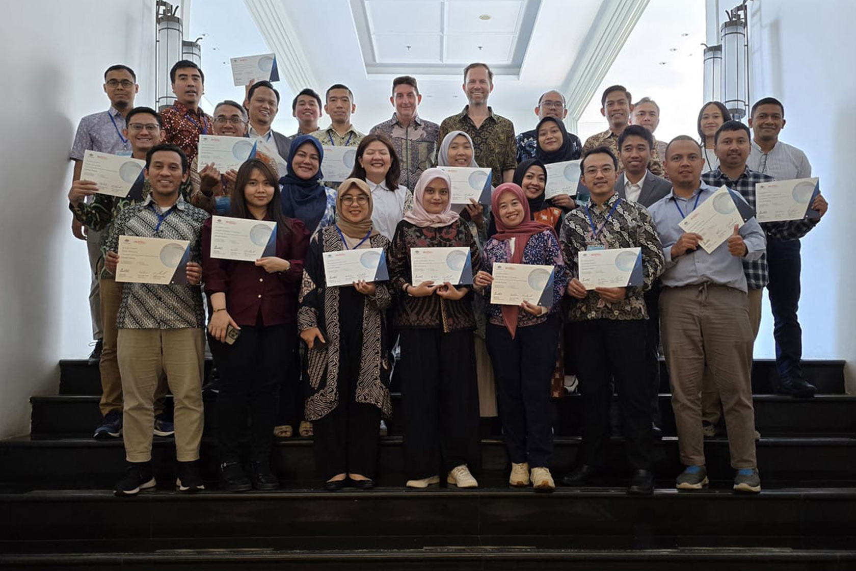 All participants, committee, course leaders, and facilitators happily take a group picture together.