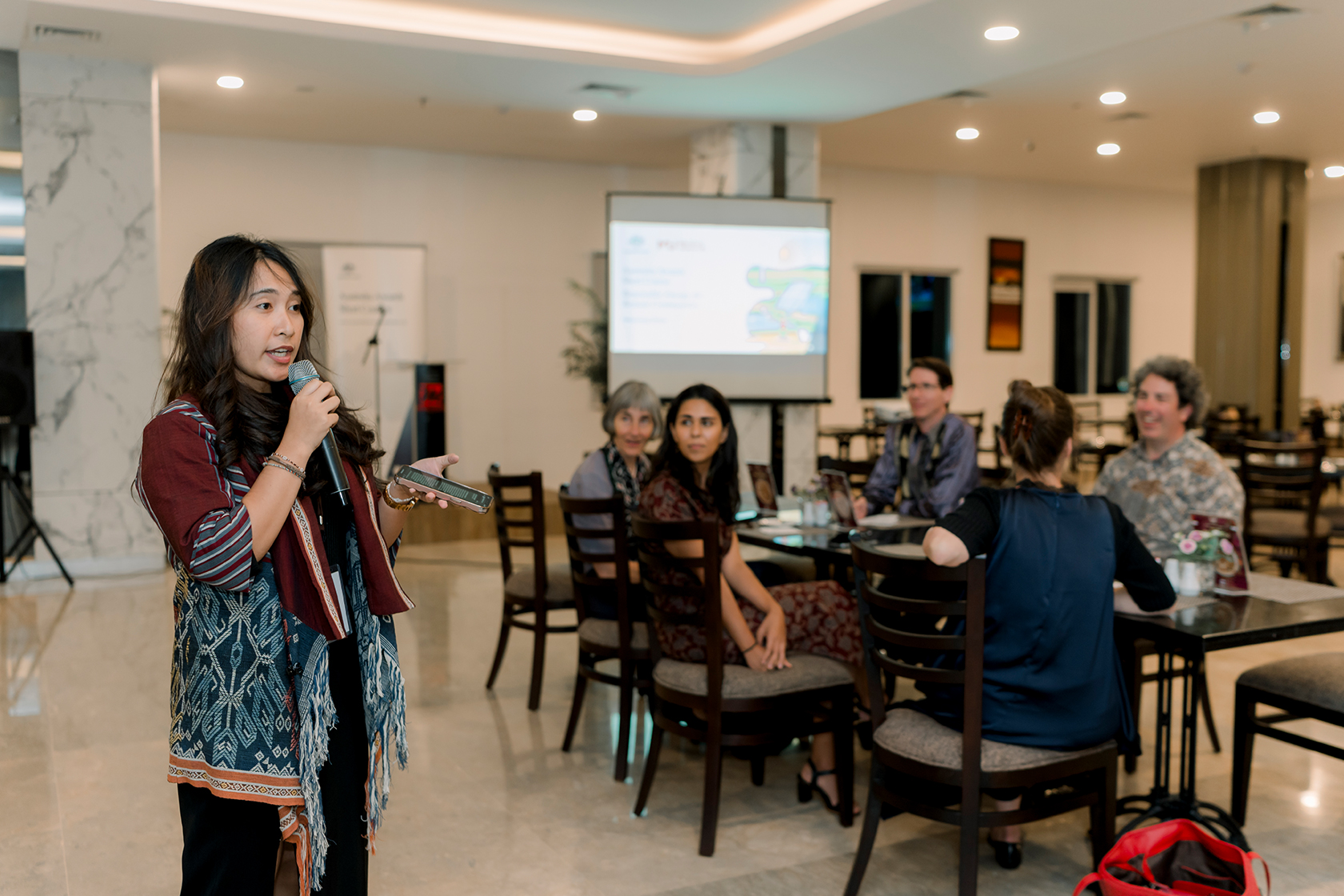 One of the participants presents her insightful award project.