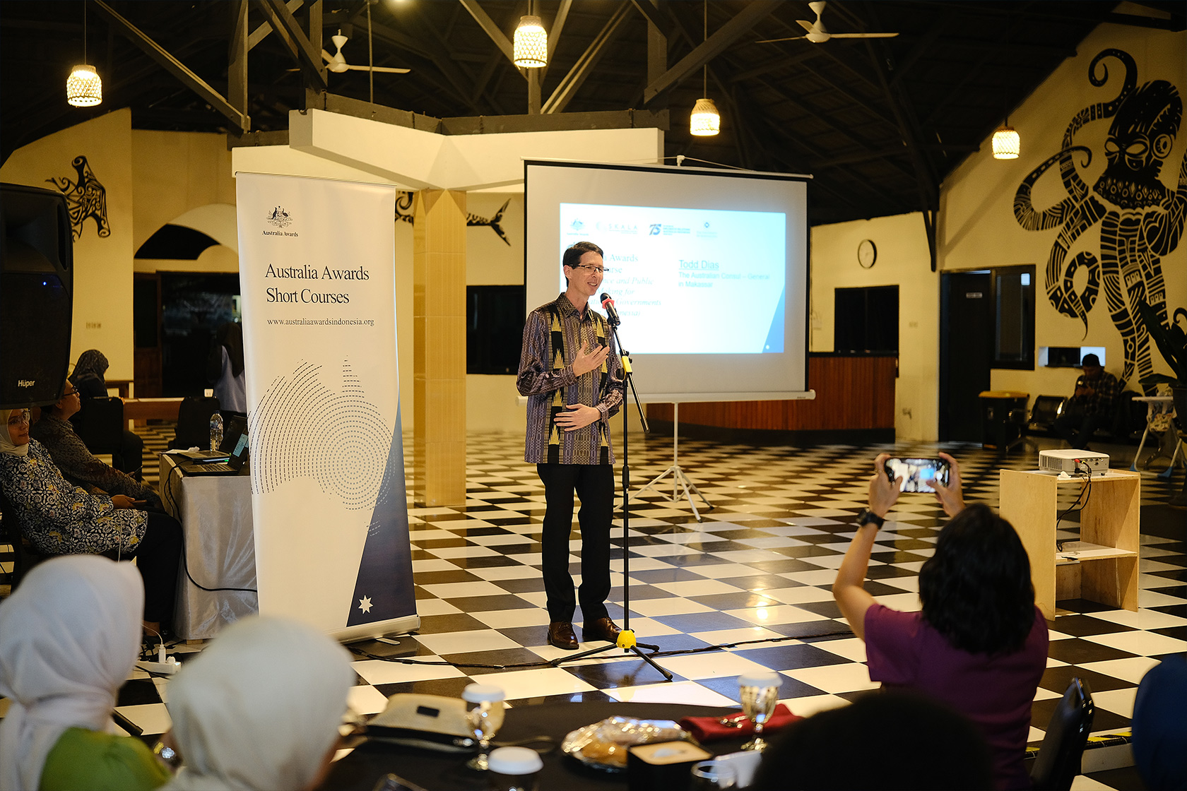 The Australian Consul-General in Makassar, Mr Todd Dias, officially opens the networking dinner.