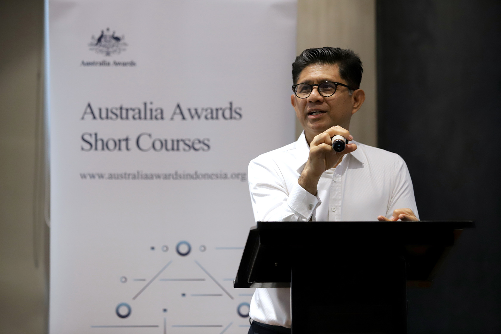 The 2018 Australian Alumni of The Year Award winner, Mr Laode M. Syarif, Executive Director of Kemitraan and former KPK Commissioner shares invaluable perspectives on fighting corruption and fostering integrity during the Post-Course Workshop.