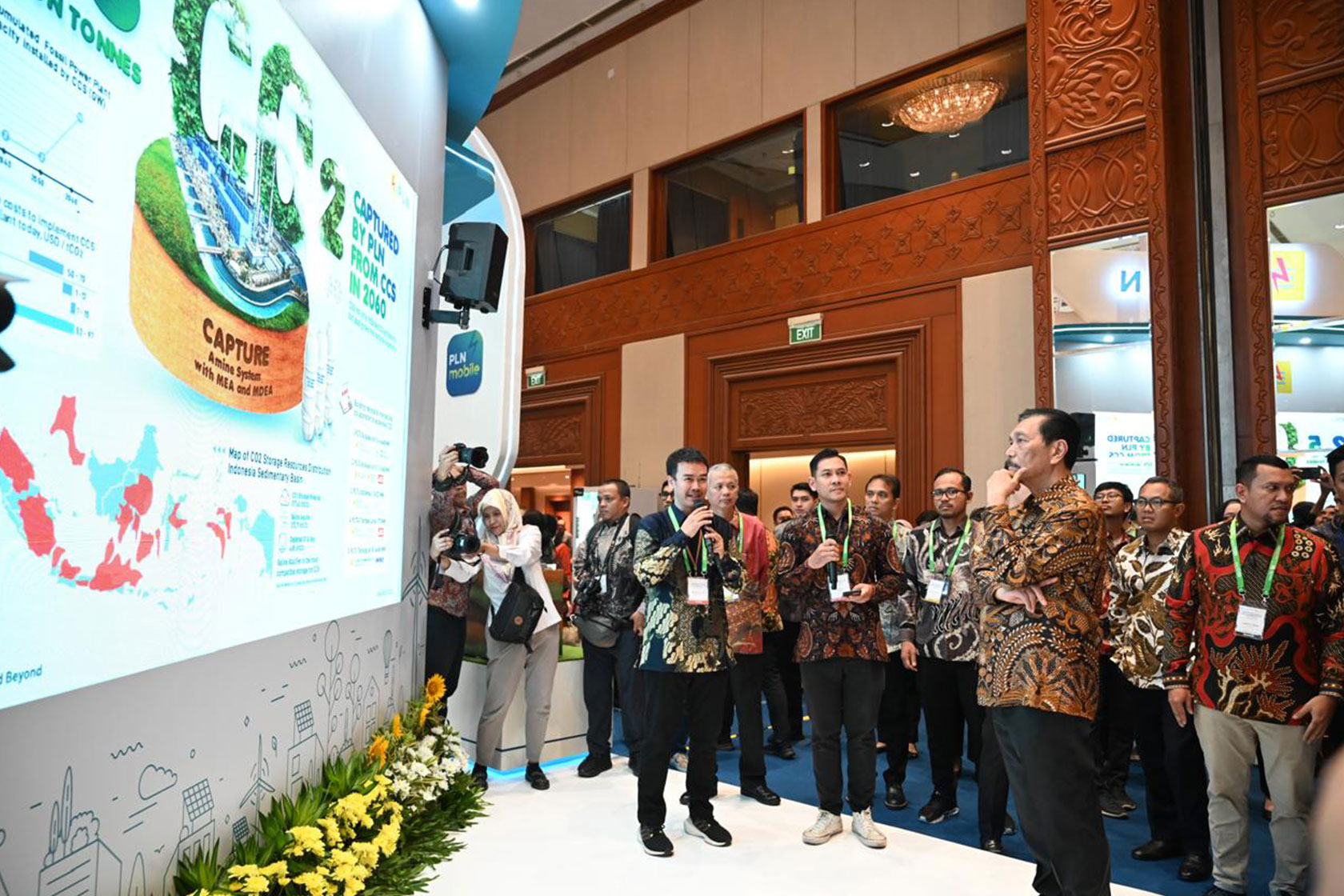 Rodzi explains carbon capture and storage (CCS) technology to the Coordinating Minister for Maritime Affairs and Investment, Luhut Binsar Pandjaitan, during the International & Indonesia CCS (IICCS) Forum 2024 in Jakarta in July 2024.