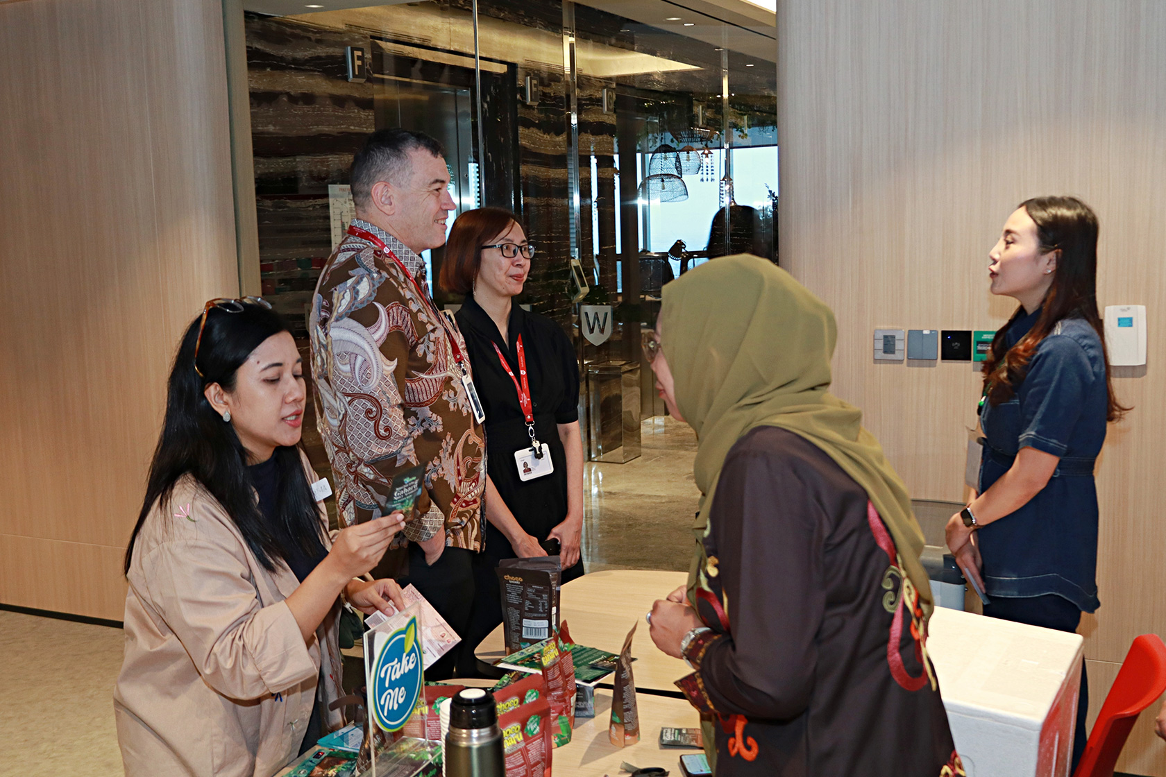 The Australian Consul-General in Surabaya, Mr Glen Askew, engages in a discussion about an MSME product showcased by a participant.