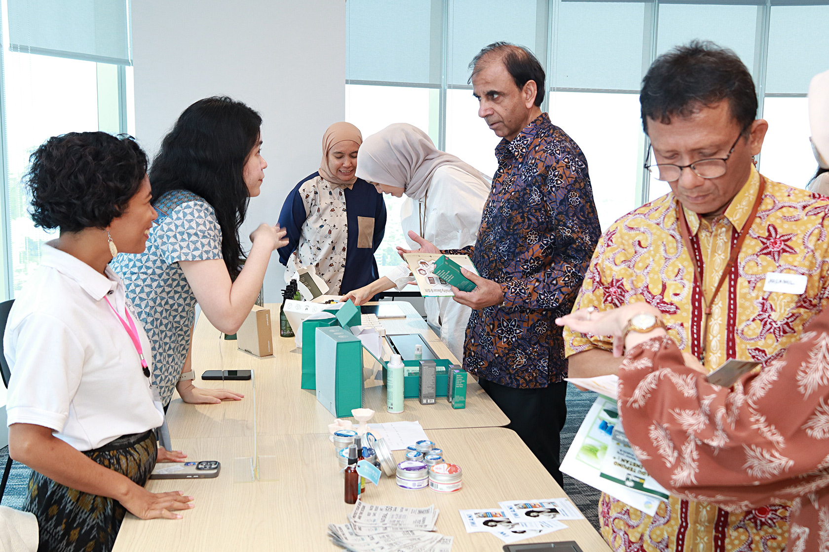 Mr Amir Mahmood, Pro Vice-Chancellor and Provost of Western Sydney University Indonesia, engages in a conversation with a course participant.