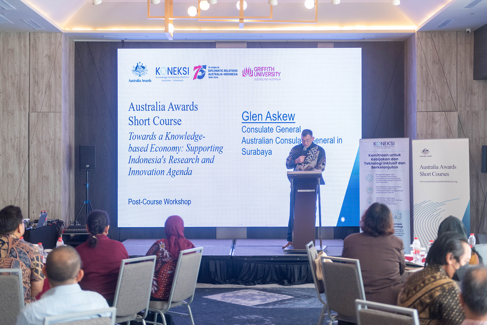 Australian Consul-General in Surabaya, Mr Glen Askew, delivers opening remarks, highlighting the vital role of innovation and collaboration in the Australia Awards Short Course.