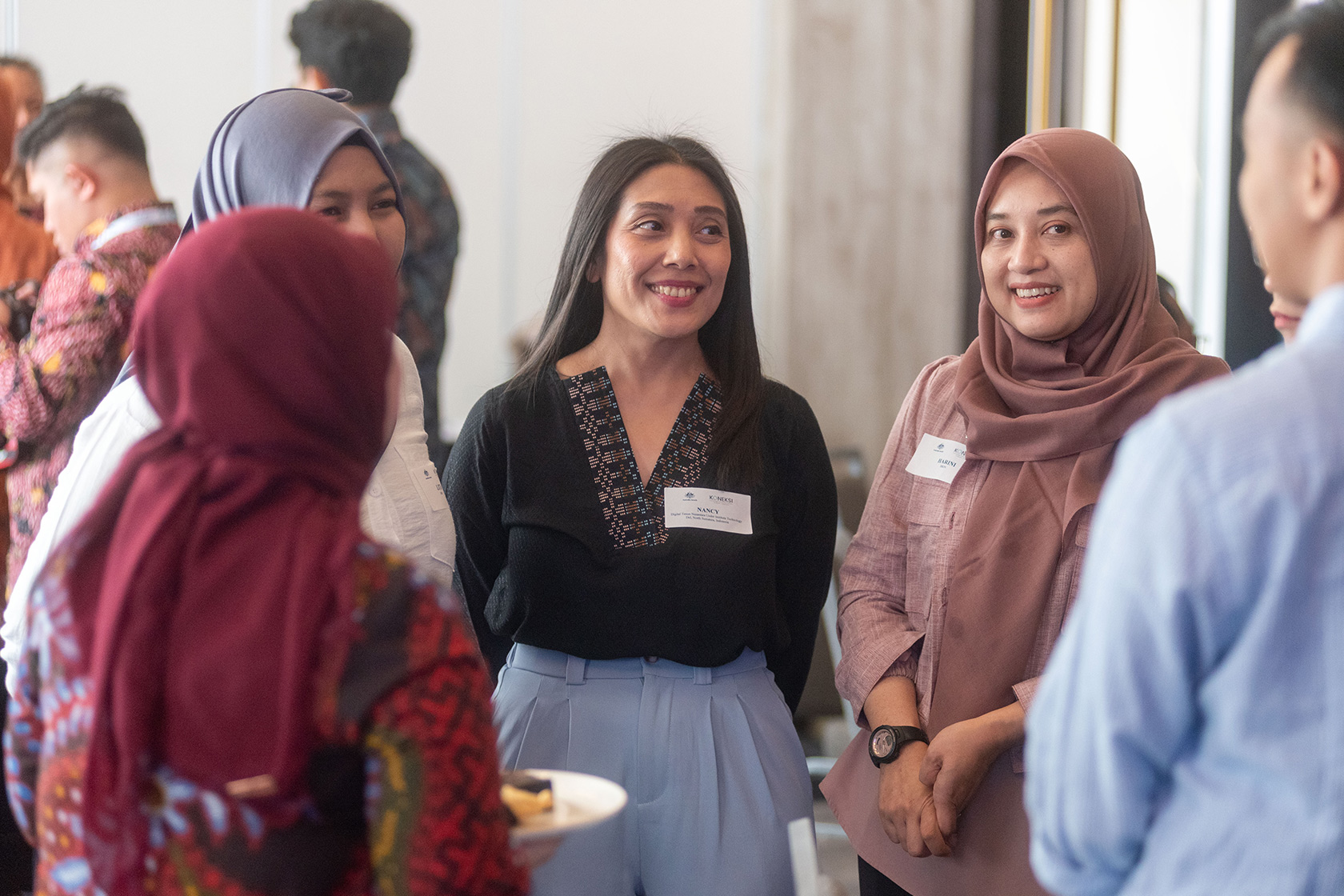 Participants enjoy a relaxed discussion during break time, sharing ideas and making an impact.