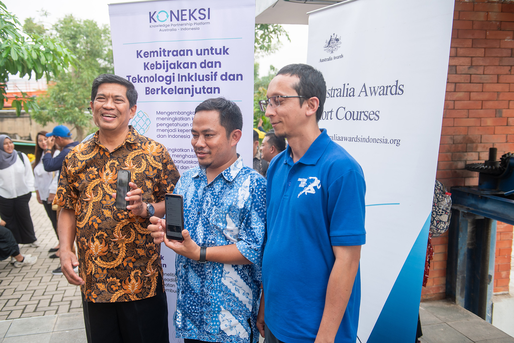 The Tide Eye project is a collaborative effort between Indonesia and Australia, involving Telkom University, the University of Wollongong, and various Indonesian institutes, with support from KONEKSI.