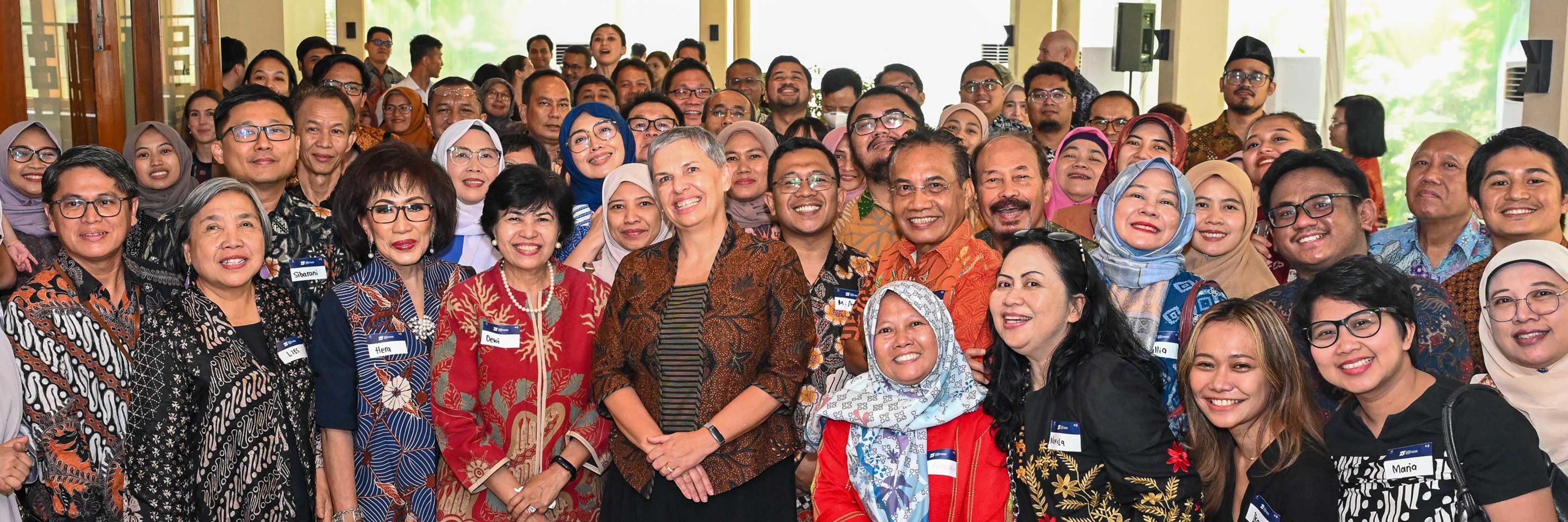 Australian alumni come together at the residence of the Australian Ambassador to Indonesia for a special Halal Bihalal event. This Eid al-Fitr celebration is a meaningful occasion to strengthen friendships and foster lasting connections among alumni.