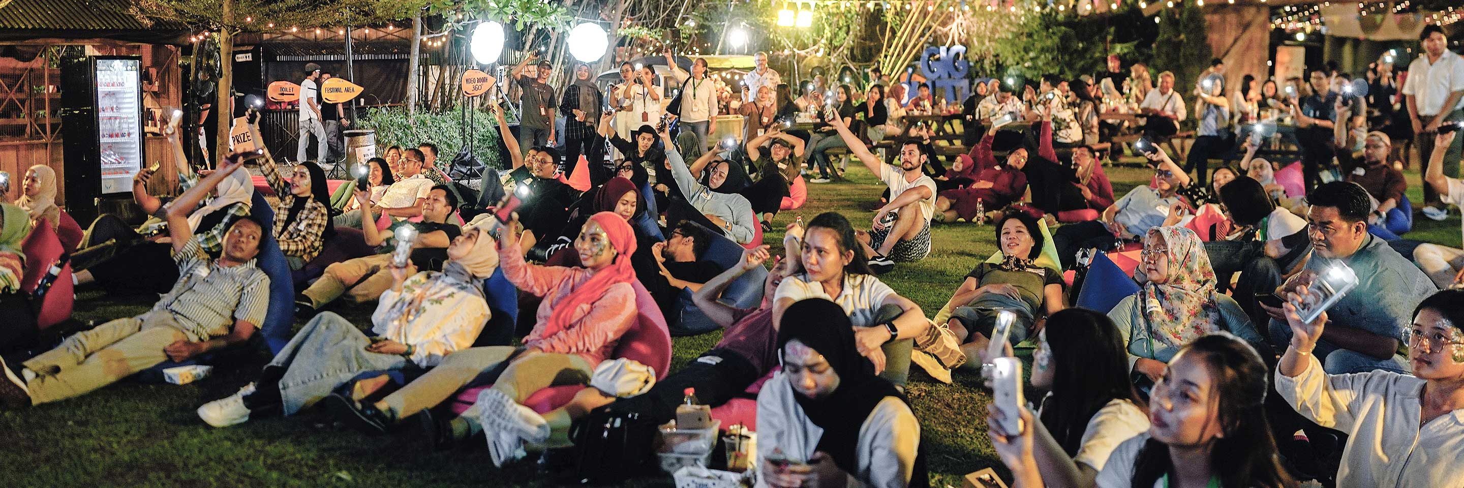 The Australian Consulate-General in Surabaya hosts its inaugural Gig on the Green, celebrating 75 years of diplomatic relations between Australia and Indonesia. The event brings together Australian alumni and friends for an unforgettable evening of music 