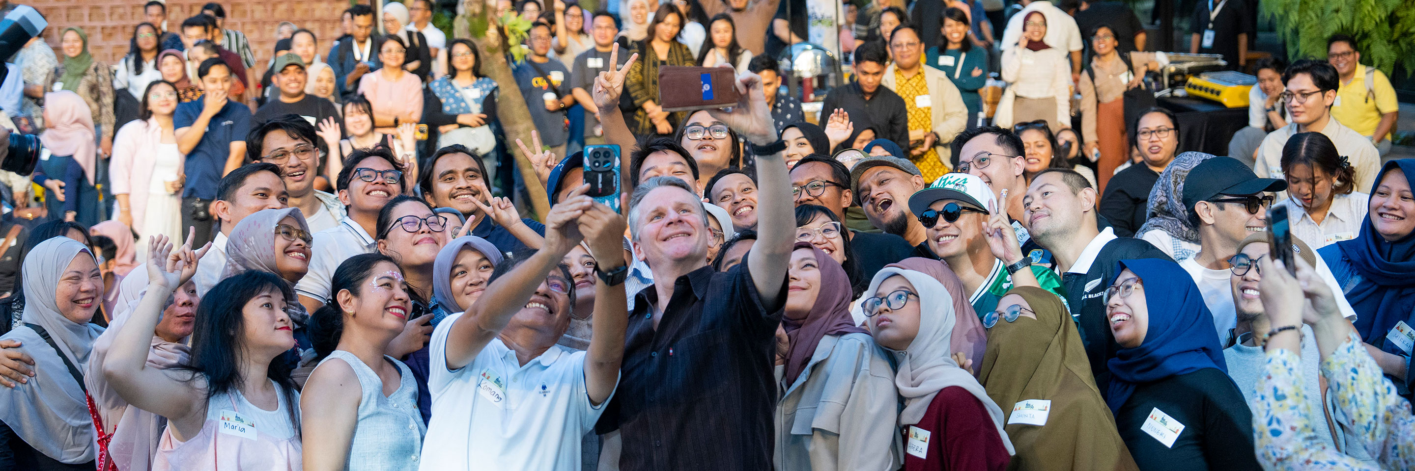 Jakarta comes alive with ‘Gig on the Green’, a celebration of music, connection and alumni spirit. Around 700 alumni and friends gather for an evening of creativity, community and friendship, featuring alumni-run food and beverage stalls, activities and p