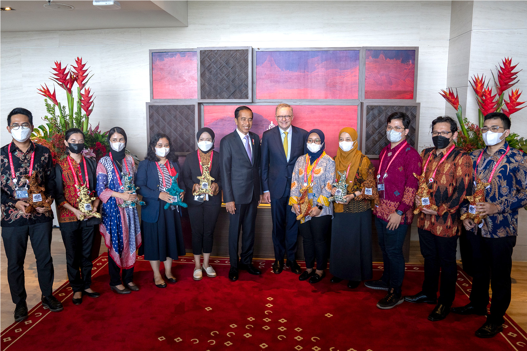 The recipients of G20 “Recover Together, Recover Stronger” Scholarships” take a picture with President of Indonesia and the Prime Minister of Australia