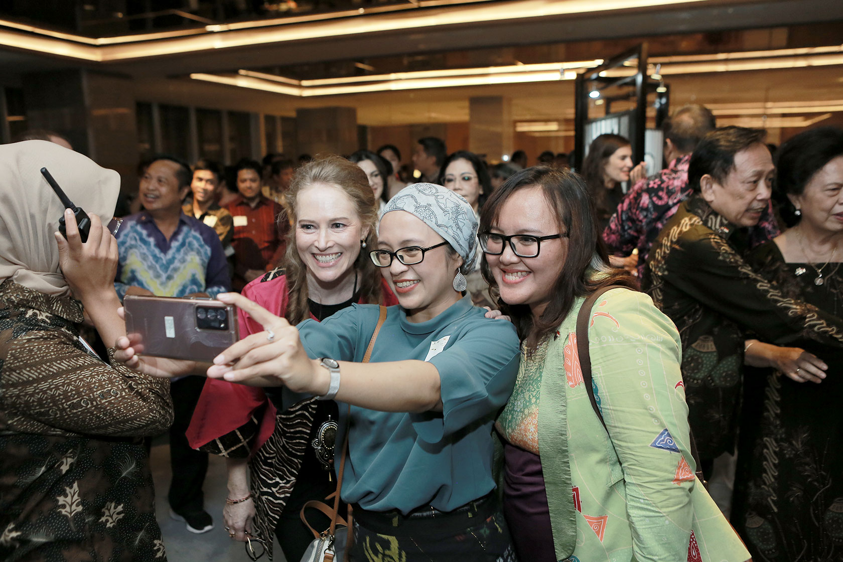Australian alumni strike a selfie pose with the Australian Consul-General in Surabaya.
