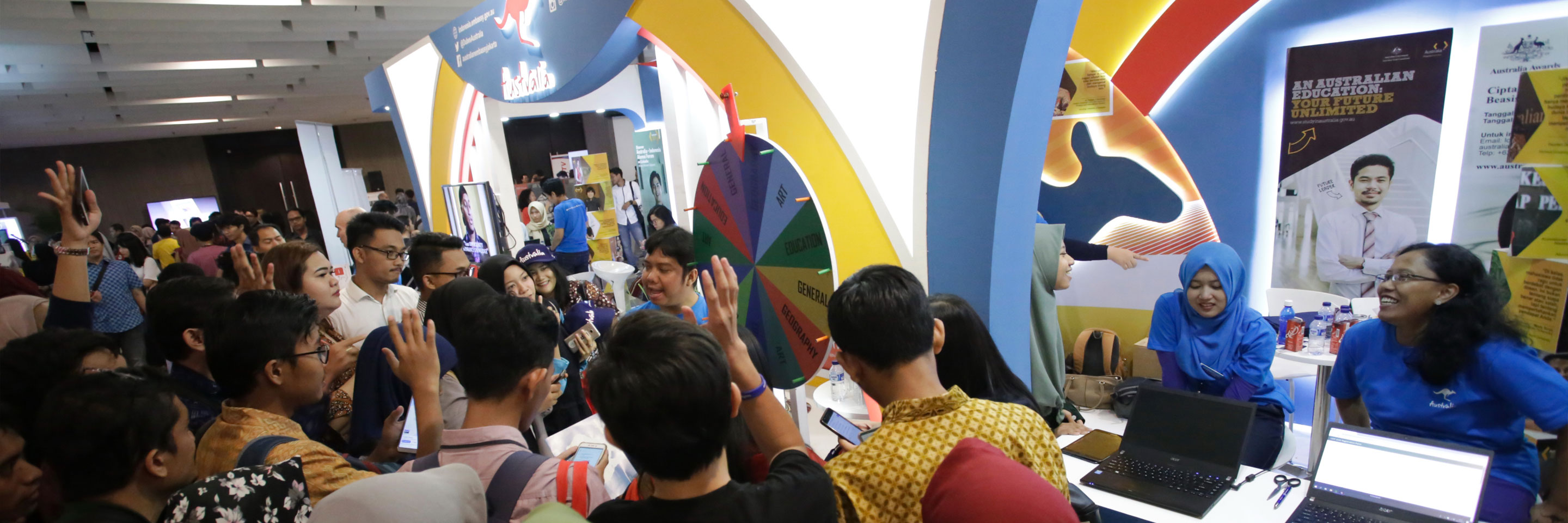 Nearly 2000 people visit the Australian Embassy booth at the recent Conference on Indonesian Foreign Policy (CIFP), and show their interest in the education, culture, and tourism of Australia as well as Australia Awards Scholarships.