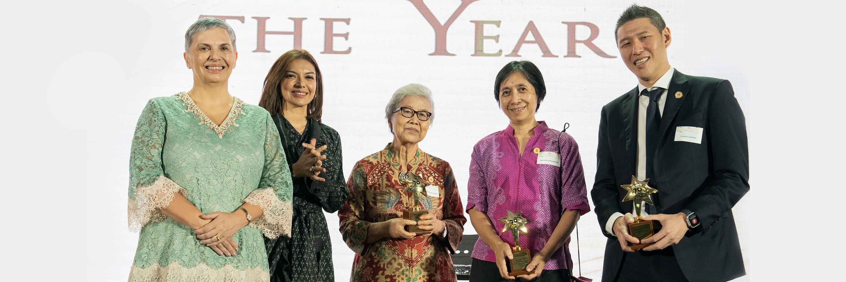 The Australian Ambassador to Indonesia, in the company of the 2022 Alumni of the Year, Najwa Shihab, proudly bestows this year's Alumni Awards winners: Koesmarihati Koesnowarso, Jeanne Rini Poespoprodjo and Jonathan Sudharta.