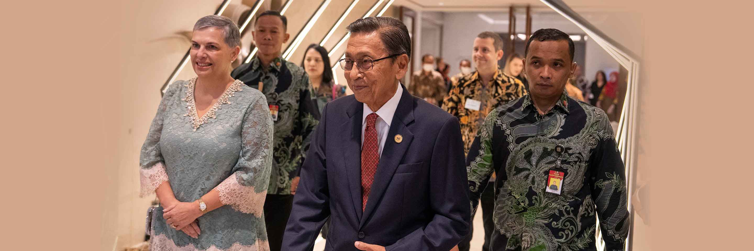 Colombo Plan alumnus and former Vice President of Indonesia, Prof Dr Boediono, graces the Alumni Gala Dinner in Jakarta to mark 70 years since the first cohort of Colombo Plan scholarship recipients from Indonesia arrived in Australia.