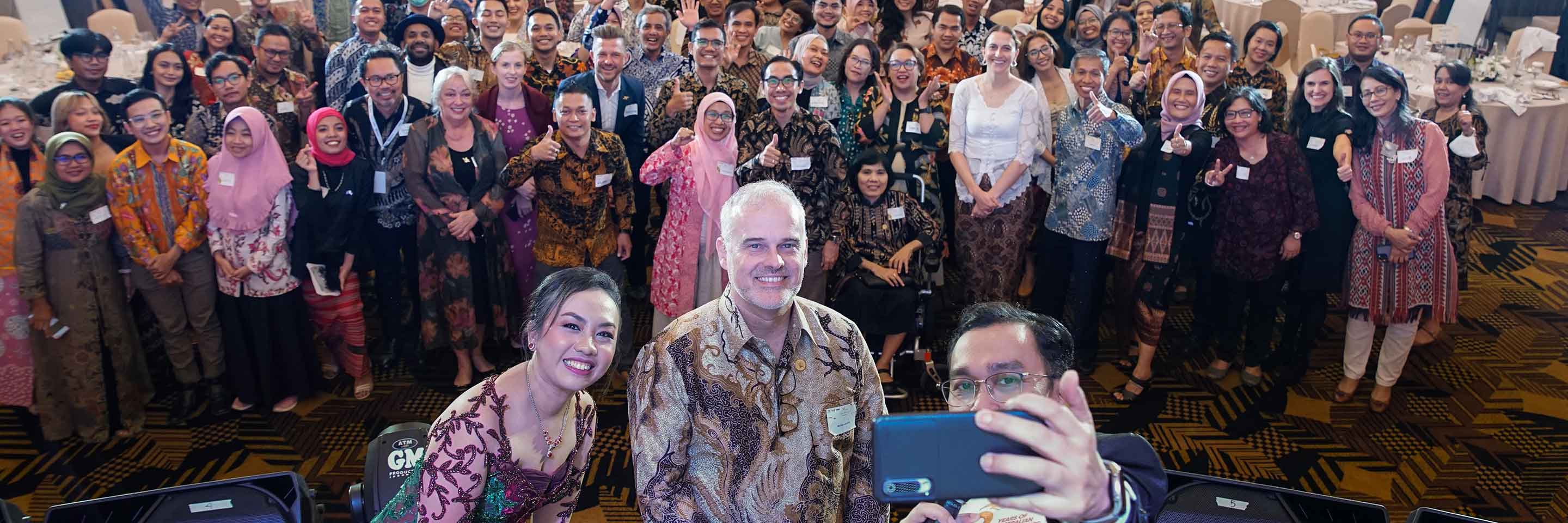 Continuing its year-long program to mark 70 years of Australian scholarships in Indonesia, the Australian Embassy takes its jubilant celebrations to Yogyakarta. Over 250 Yogyakarta-based Australian alumni, and members of the Indonesia-Australia youth orga