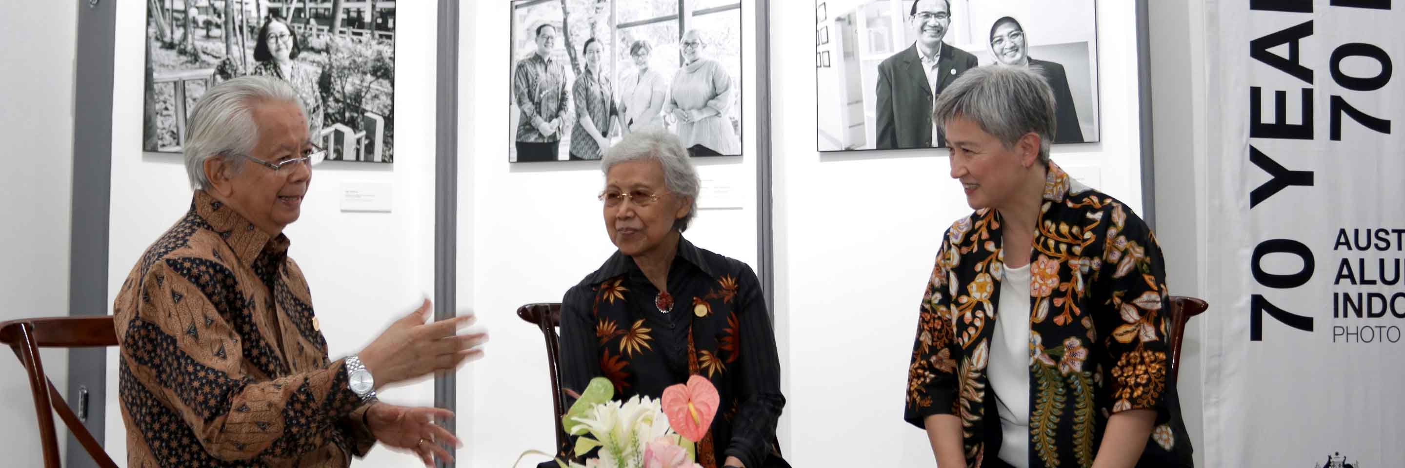During the inauguration of the "70 Years, 70 Faces: Australian Alumni in Indonesia" Photo Exhibition, the Australian Minister for Foreign Affairs engages in a delightful conversation with two original Colombo Plan scholars, Dr Jonathan Parapak and Dr Koes